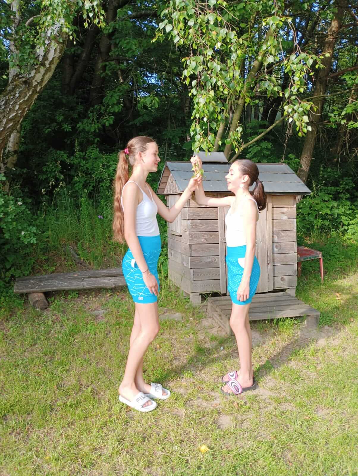 Dívčí sukně s geometrickým vzorem v modro-tyrkysové barvě. Pohodlný střih s pružným pasem, ideální na léto pro malé parádnice.
