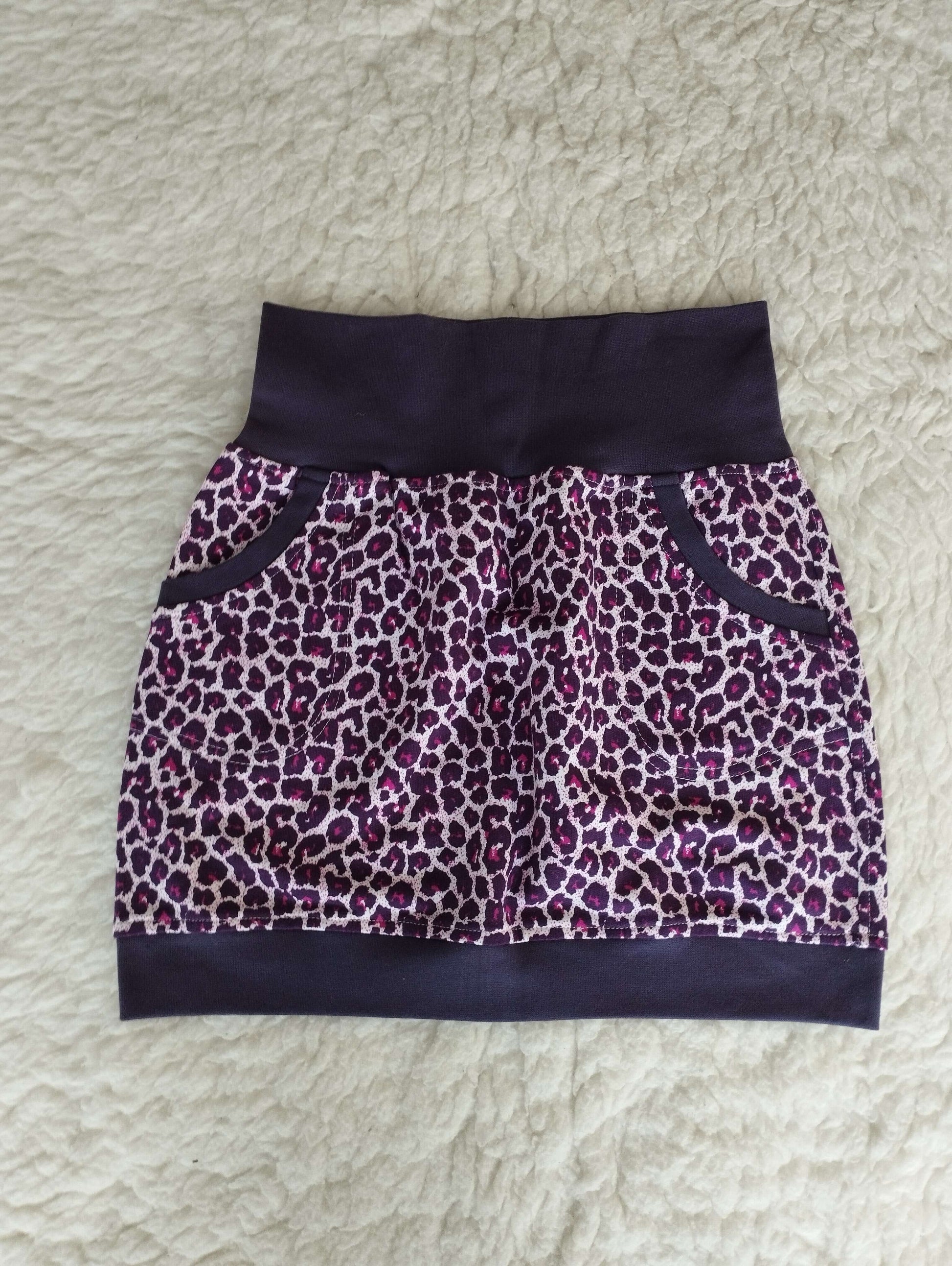 Dívčí sukně s leopardím vzorem a fialovými náplety. Pohodlná bavlněná teplákovina s kapsami pro styl i komfort.