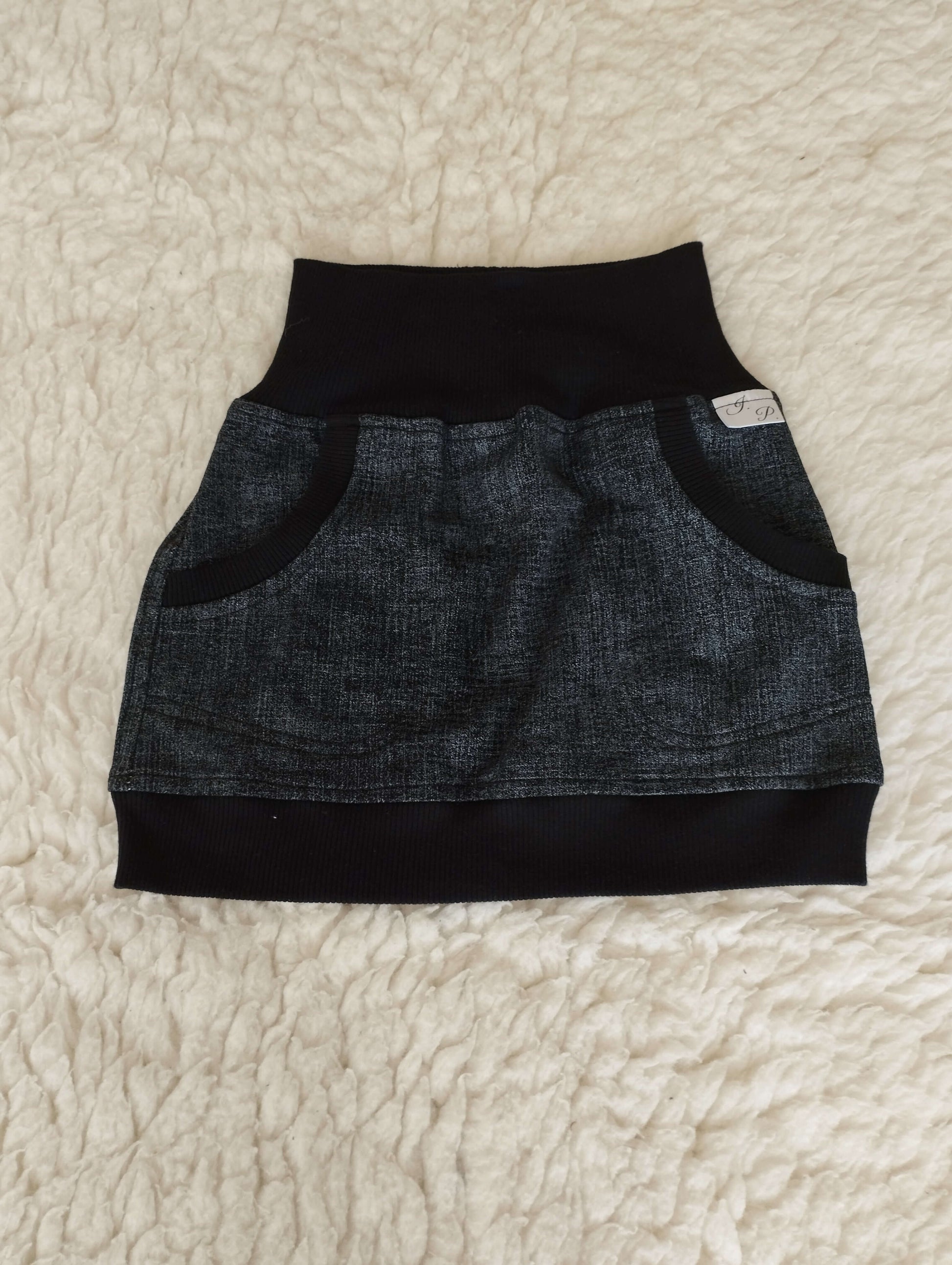 Dívčí sukně z bavlněné teplákoviny s kapsami a pružným pasem. Materiál 95% bavlna, 5% lycra. Délka 30 nebo 35 cm, boky 55–64 cm.