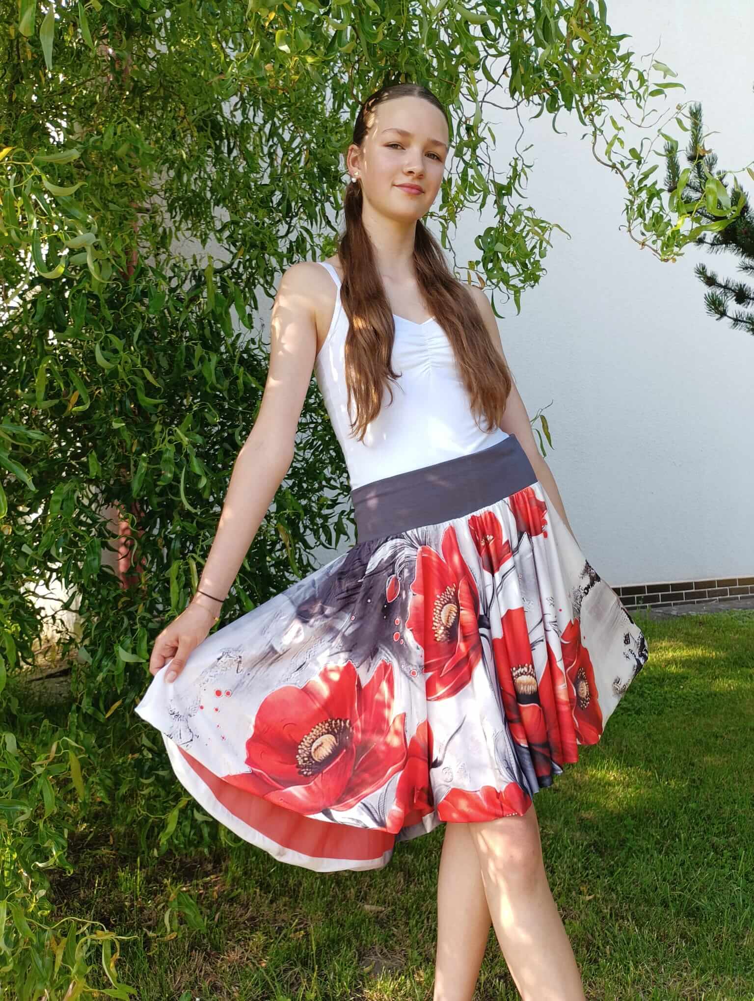 Dámská kolová sukně s vlčími máky, elegantní kousek pro jaro a léto, ideální pro romantické příležitosti. Objednejte nyní!