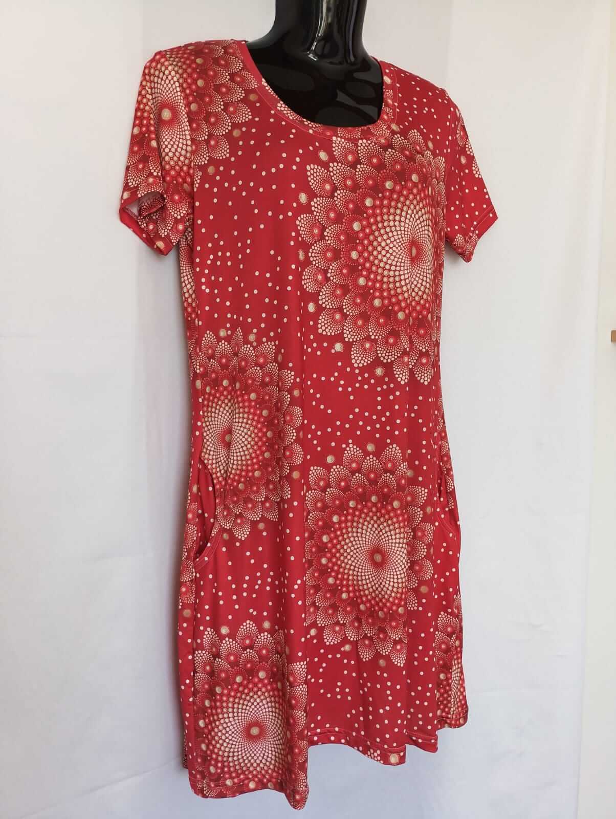 Dámské letní šaty z velmi příjemného materiálu – 100% polyester Silk, imitace hedvábí. Lehké a vzdušné, ideální na teplé letní dny.