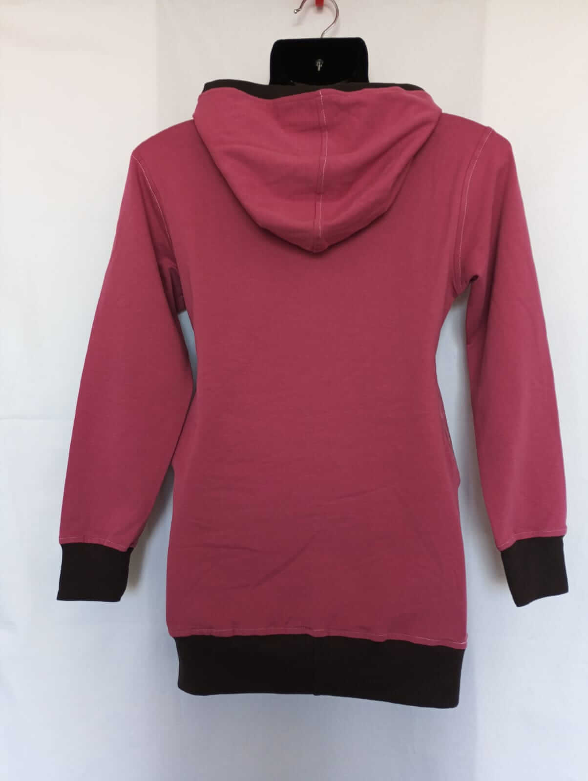 Dívčí prodloužená mikina z bavlněné teplákoviny s kapucí, kapsami a obrázkem panenky. Materiál 95% bavlna, 5% lycra, délka 72 cm.