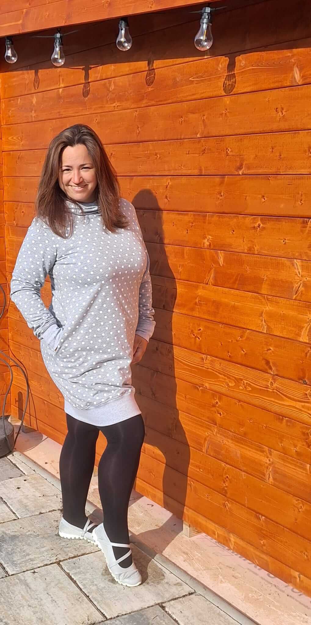 Světle šedé dámské mikinošaty z teplákoviny s kapucí a kapsami ve švu. Puntíkatý vzor, náplety, ručně šité od značky Ivastyl. Velikost 40.