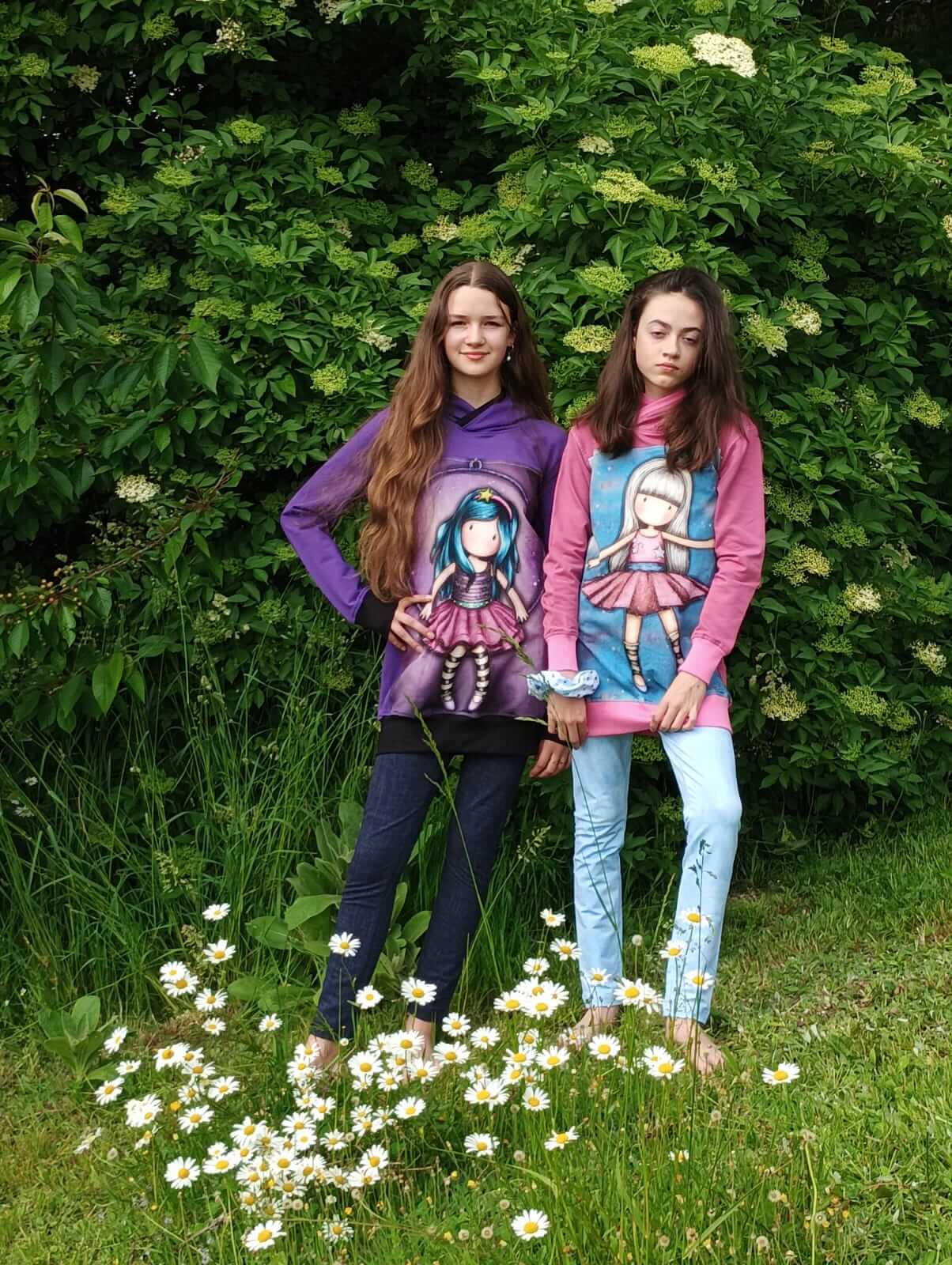 Dámská mikina s kapucí z teplákoviny. Materiál 95% bavlna, 5% lycra. Na předním dílu originální obrázek panenky, pohodlný a stylový kousek.