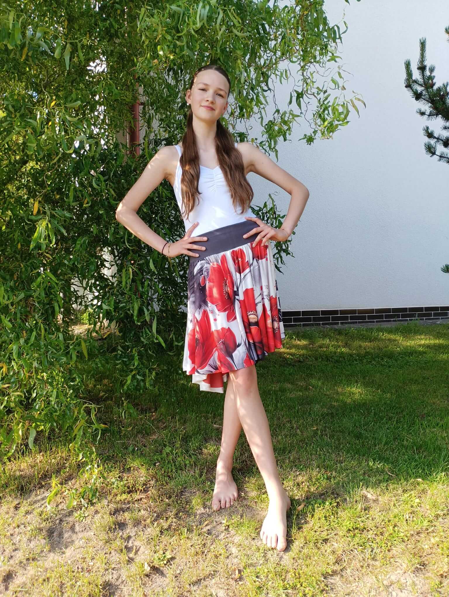 Dámská kolová sukně s vlčími máky, elegantní kousek pro jaro a léto, ideální pro romantické příležitosti. Objednejte nyní!