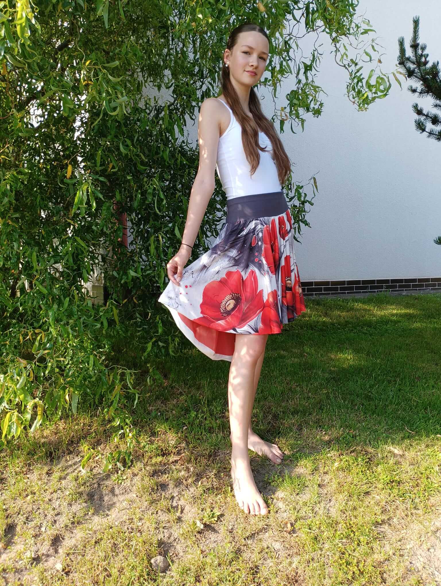 Dámská kolová sukně s vlčími máky, elegantní kousek pro jaro a léto, ideální pro romantické příležitosti. Objednejte nyní!
