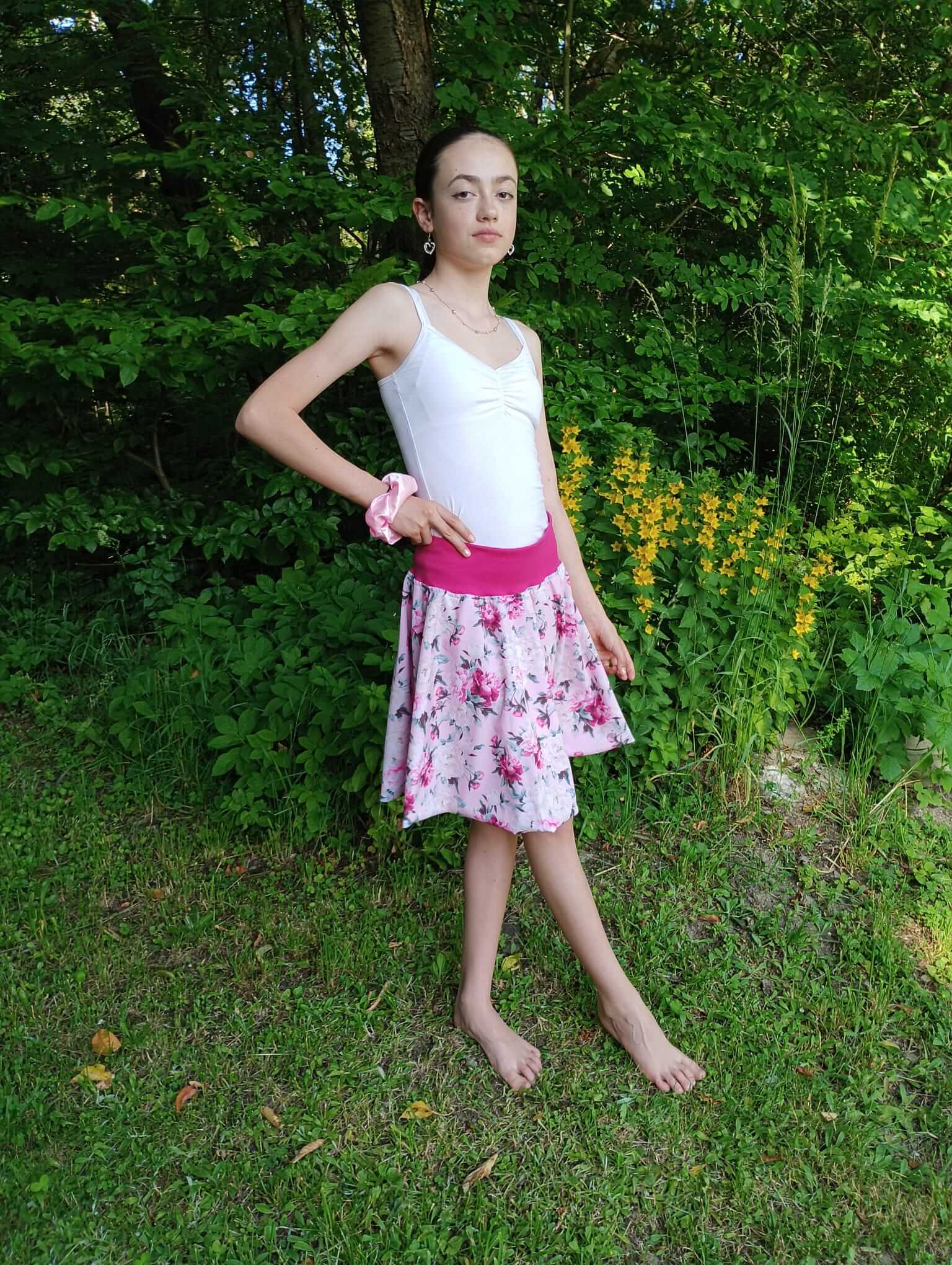 Dámská kolová sukně květinový vzor nabízí pohodlný střih a svěží design s květinami. Skvělá volba pro jarní a letní outfity.