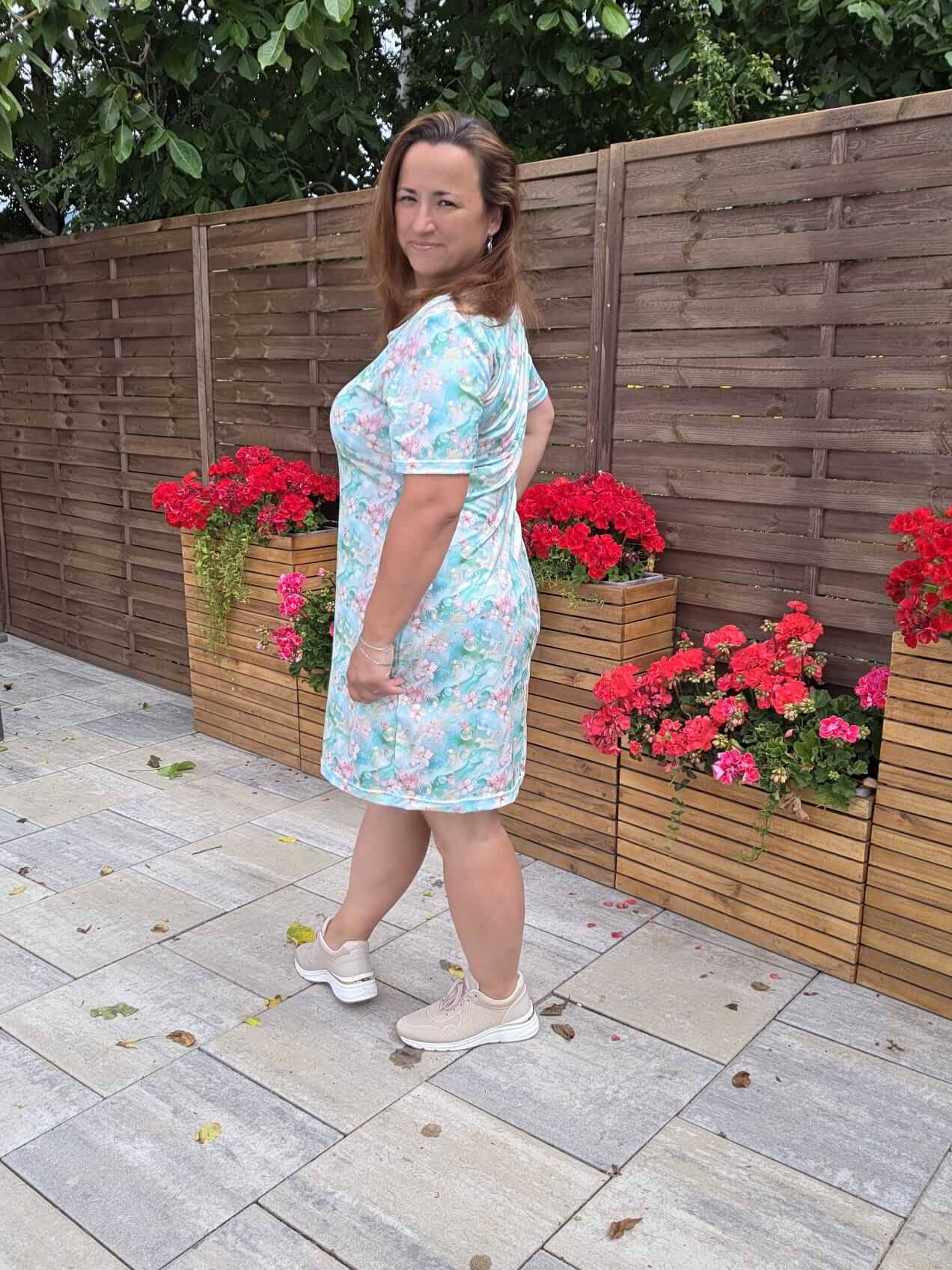 Letní dámské šaty z úpletu s květinovým vzorem a krátkým rukávem. Ve velikosti 38 s kapsami, 46 bez kapes. Lehké, pohodlné a ideální ke kolenům.