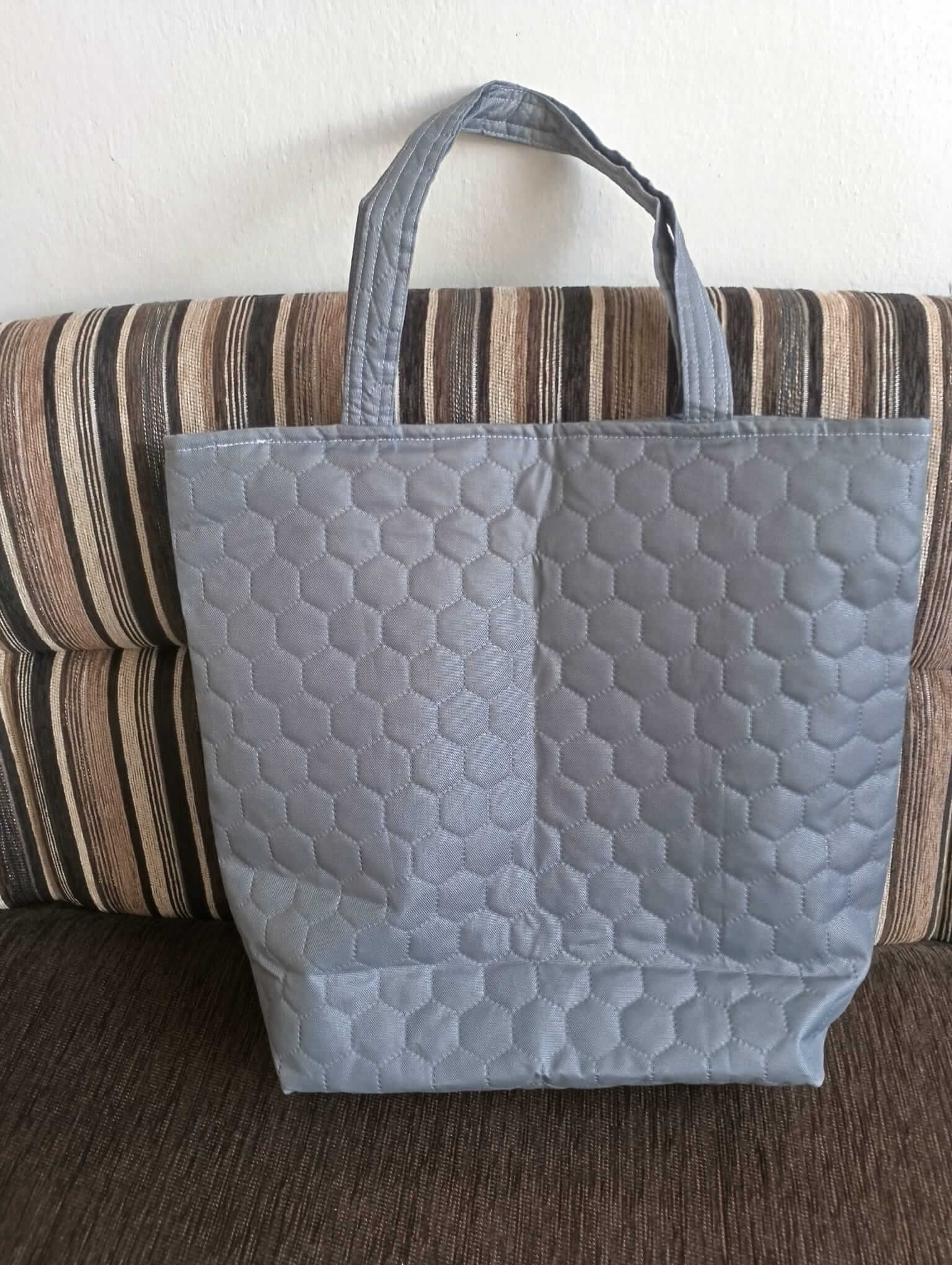 Taška s koťátky a klubíčky, ručně šitá z kočárkoviny. Originální design, kapsy uvnitř, pevné dno. Česká výroba s láskou.