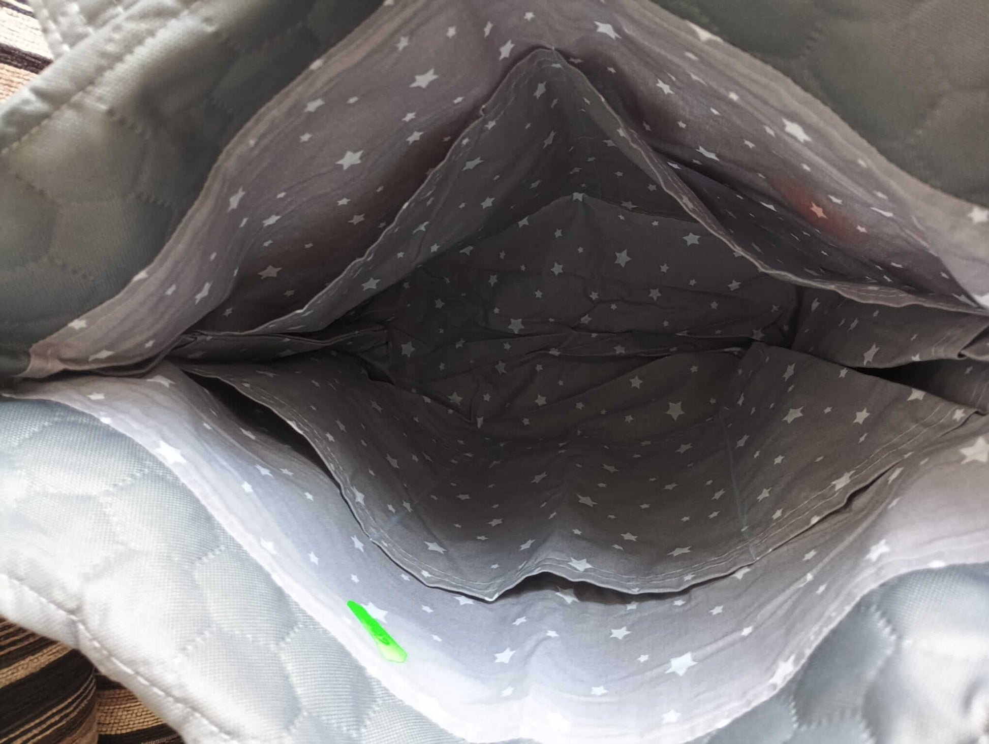 Taška s koťátky a klubíčky, ručně šitá z kočárkoviny. Originální design, kapsy uvnitř, pevné dno. Česká výroba s láskou.