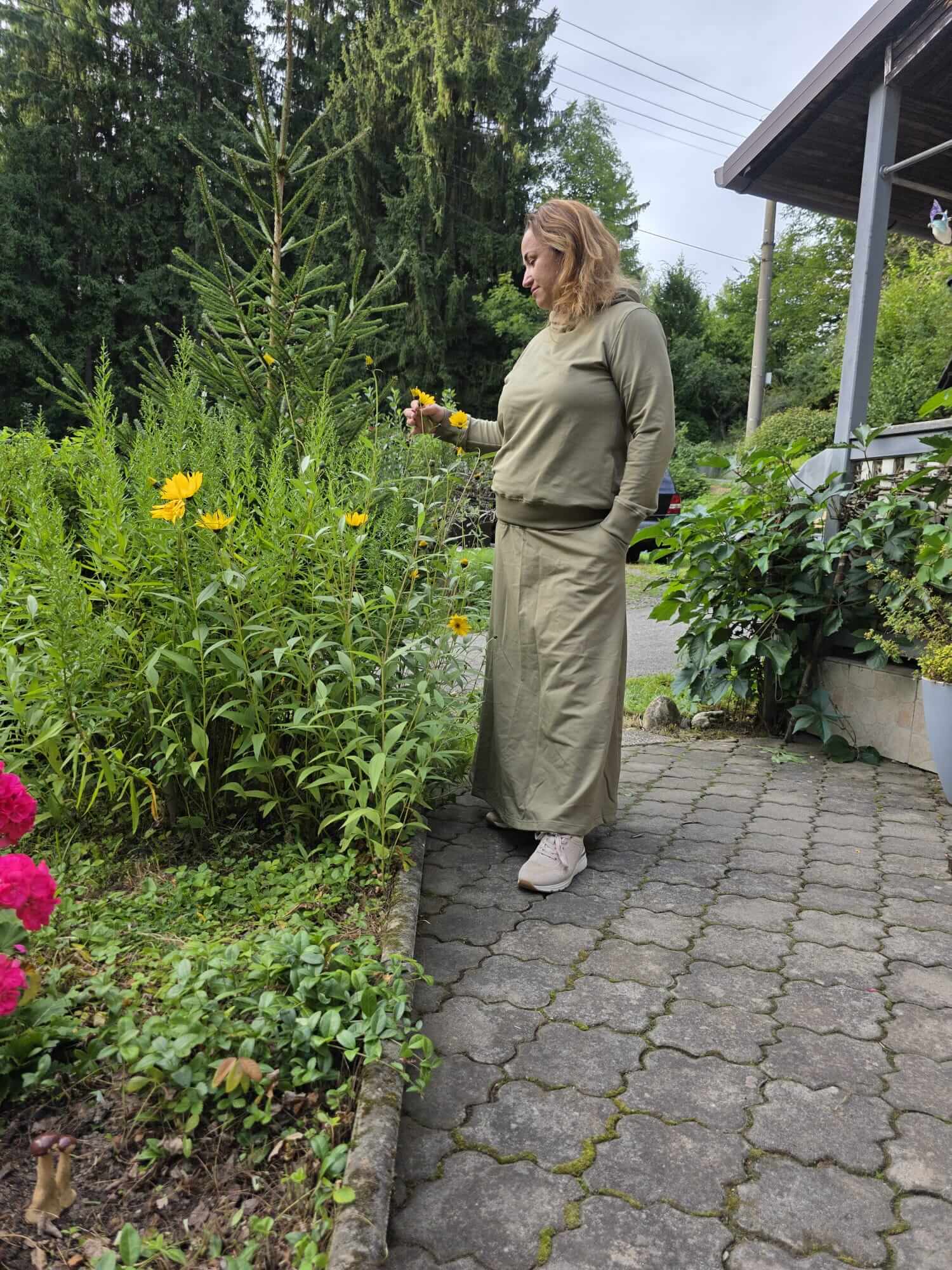 Dámská dlouhá sukně khaki z teplákoviny. Áčkový střih, pružný pas a kapsy. Ručně šitá, pohodlná a originální móda z Česka.