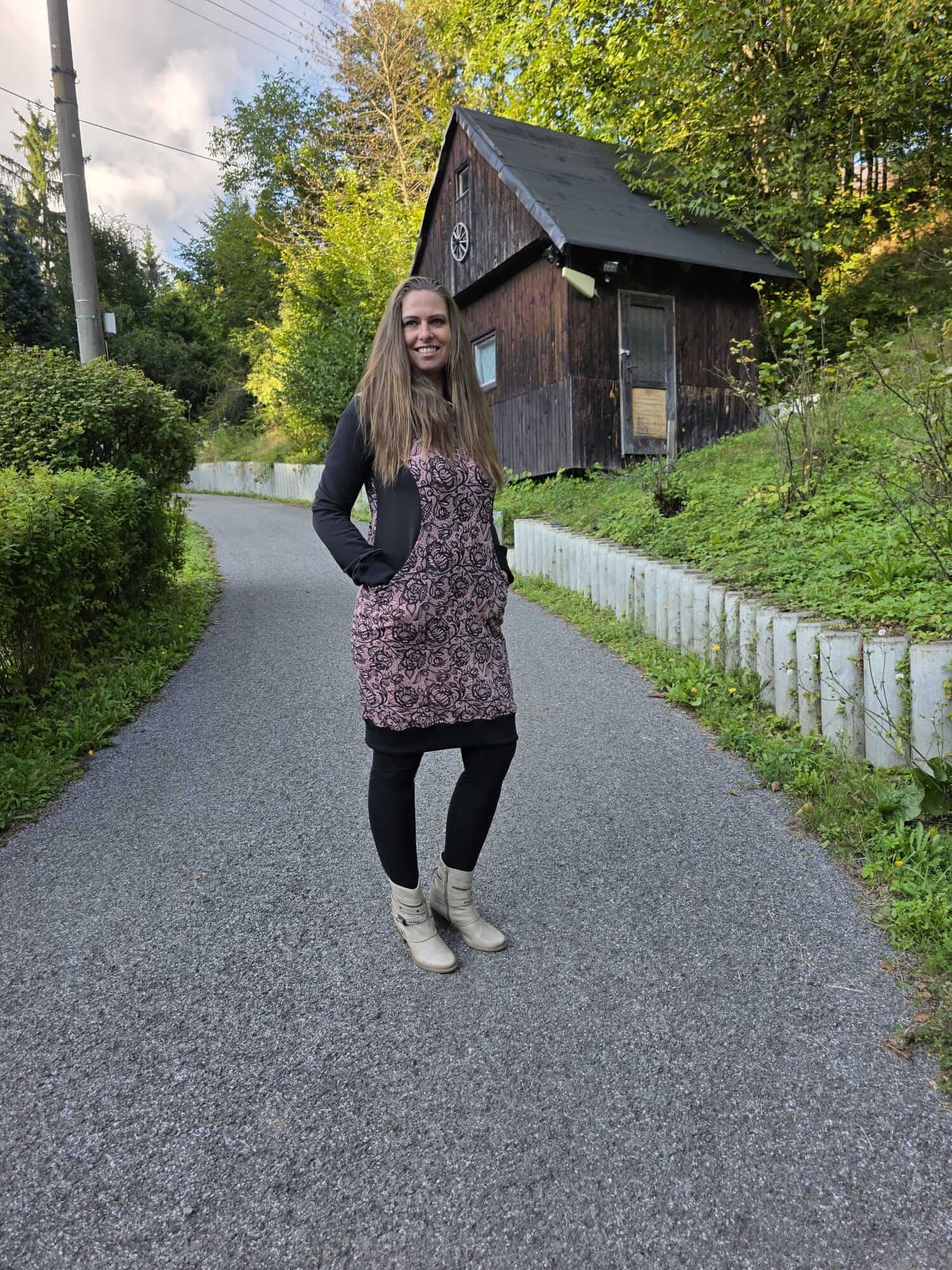 Stylové dámské mikinošaty z teplákoviny s kapucí a kapsami. Originální černo-růžovočerný květinový vzor, náplety pro pohodlí. Velikost 38. Ruční výroba Ivastyl.