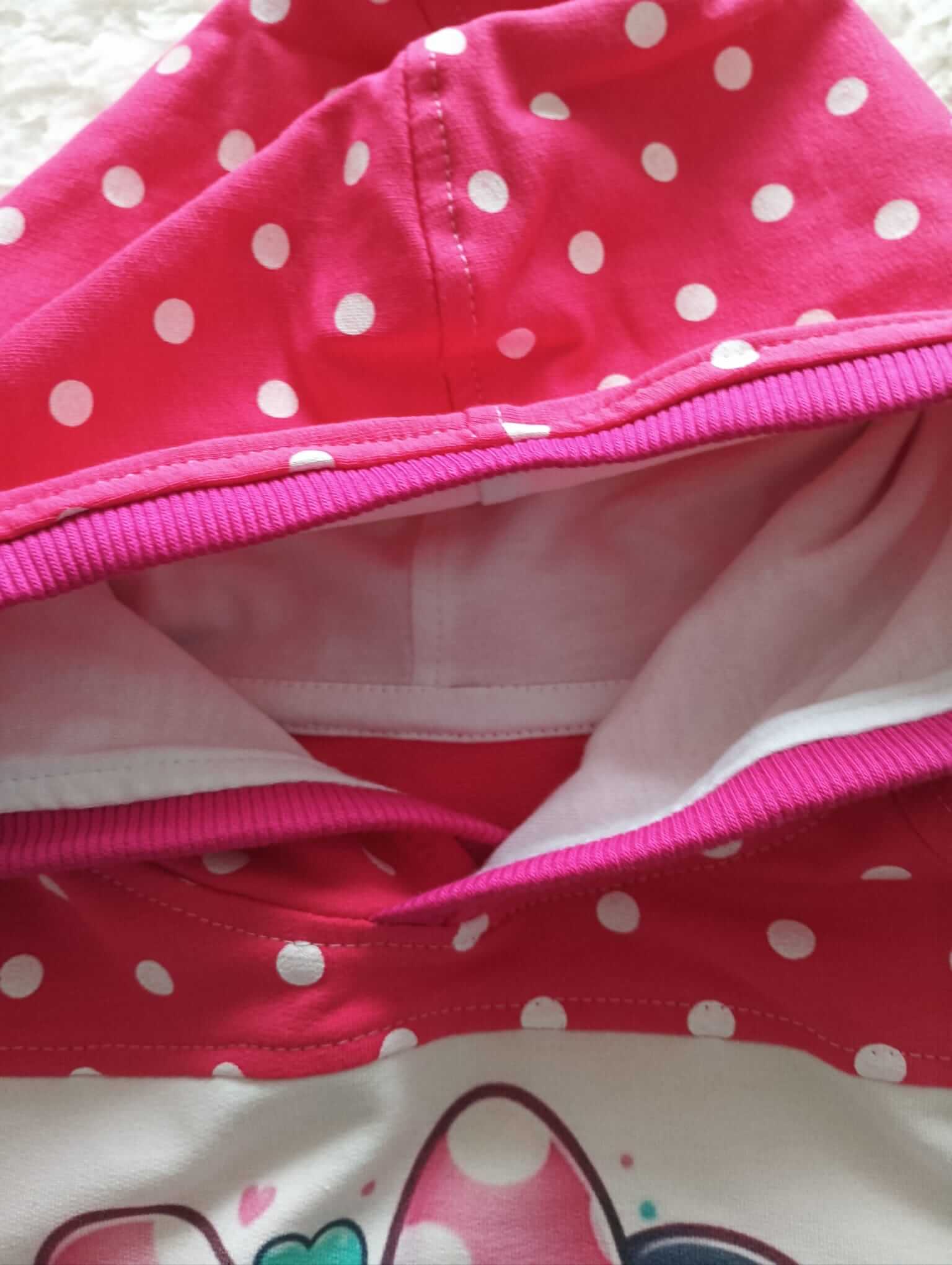 Dívčí mikina Minnie v malinové barvě s puntíky. Dívčí mikina Minnie je originální, ručně šitá z teplákoviny. Každý kus je jedinečný z dílny Ivastyl.