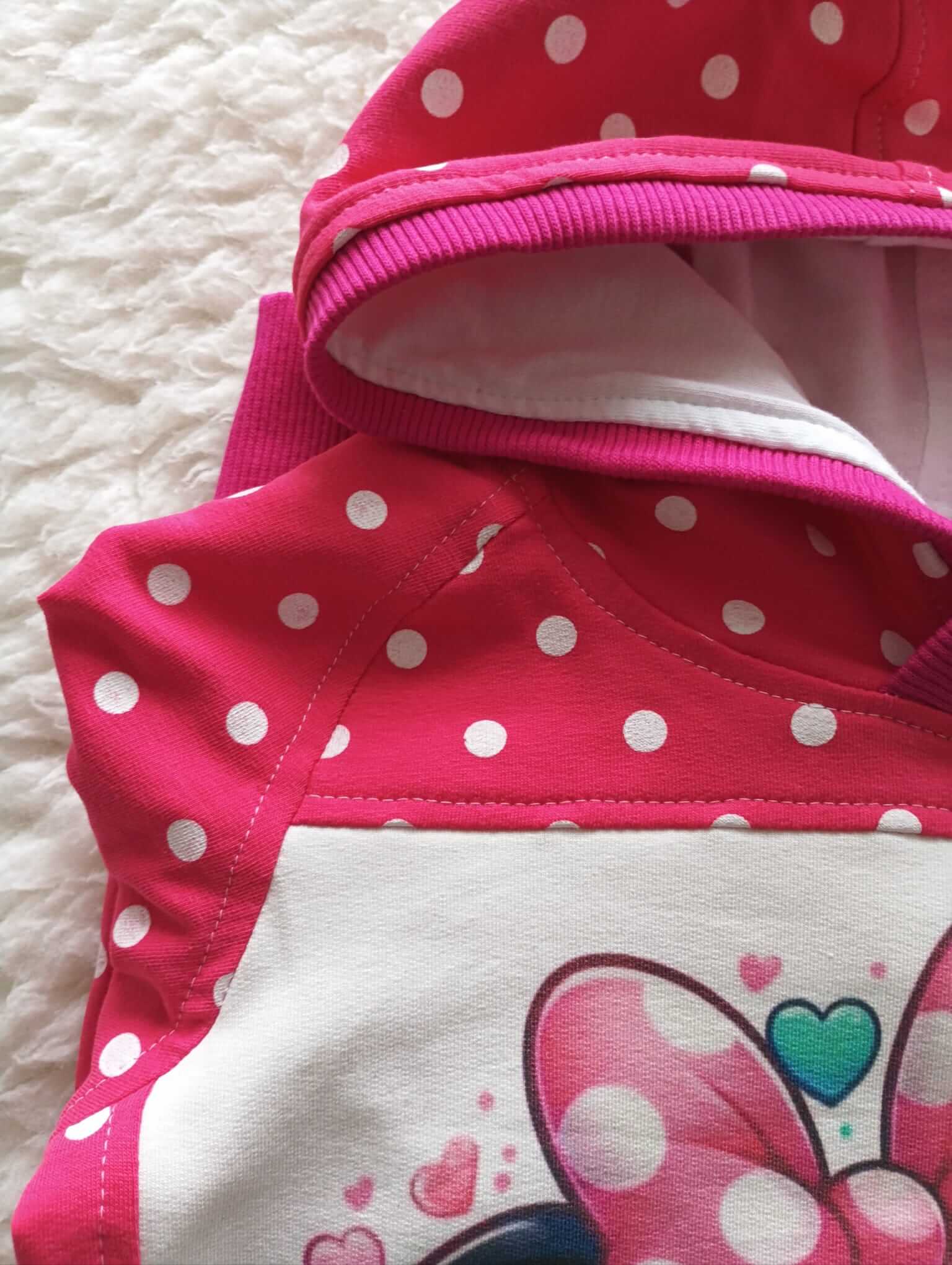 Dívčí mikina Minnie v malinové barvě s puntíky. Dívčí mikina Minnie je originální, ručně šitá z teplákoviny. Každý kus je jedinečný z dílny Ivastyl.