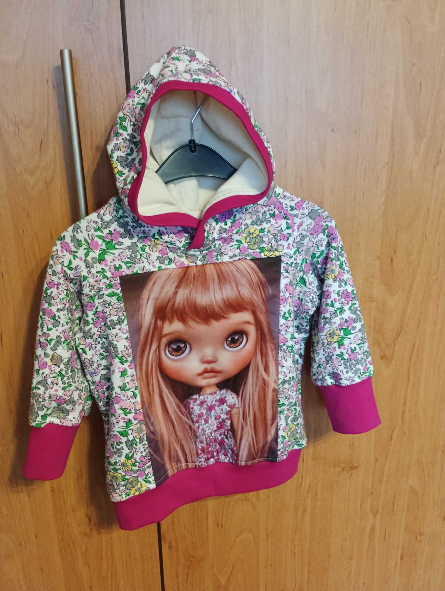 Dívčí mikina s holčičkou a květinovým vzorem, velikost 80. Originální handmade mikina z teplákoviny, ručně šitá a jedinečná – pouze jeden kus od Ivastyl.
