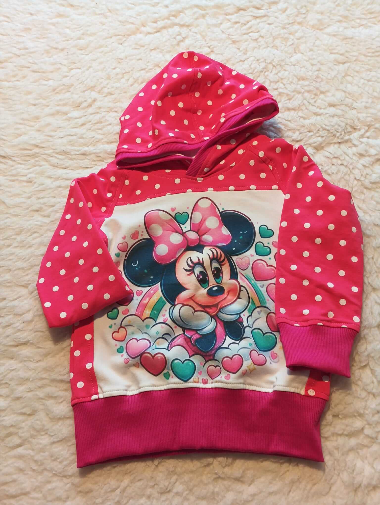 Dívčí mikina Minnie v malinové barvě s puntíky. Dívčí mikina Minnie je originální, ručně šitá z teplákoviny. Každý kus je jedinečný z dílny Ivastyl.