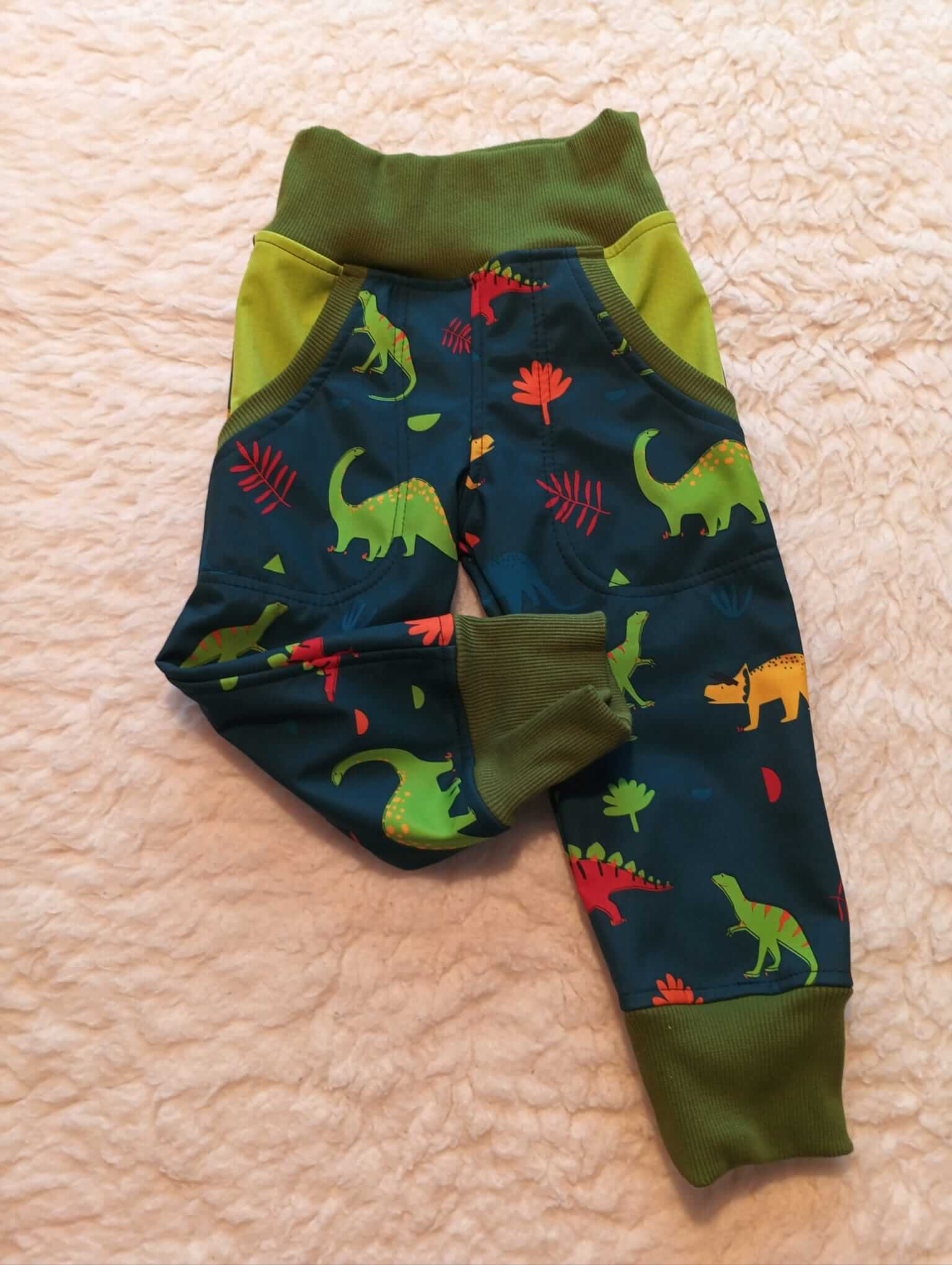 Originální zimní dětské softshellové kalhoty s dinosaury, velikost 86. Nepromokavé, teplé a pohodlné kalhoty – ručně šité z dílny Ivastyl.