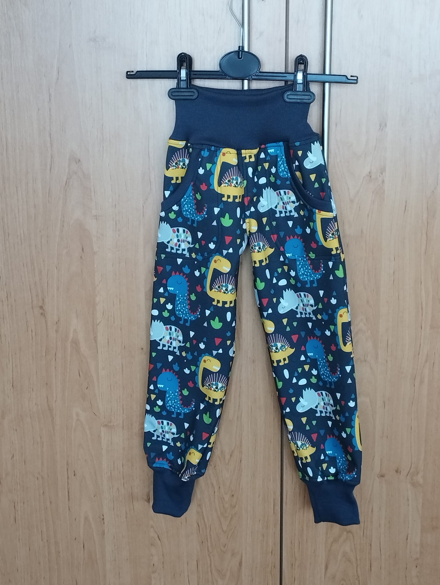 Dětské softshellové kalhoty s náplety