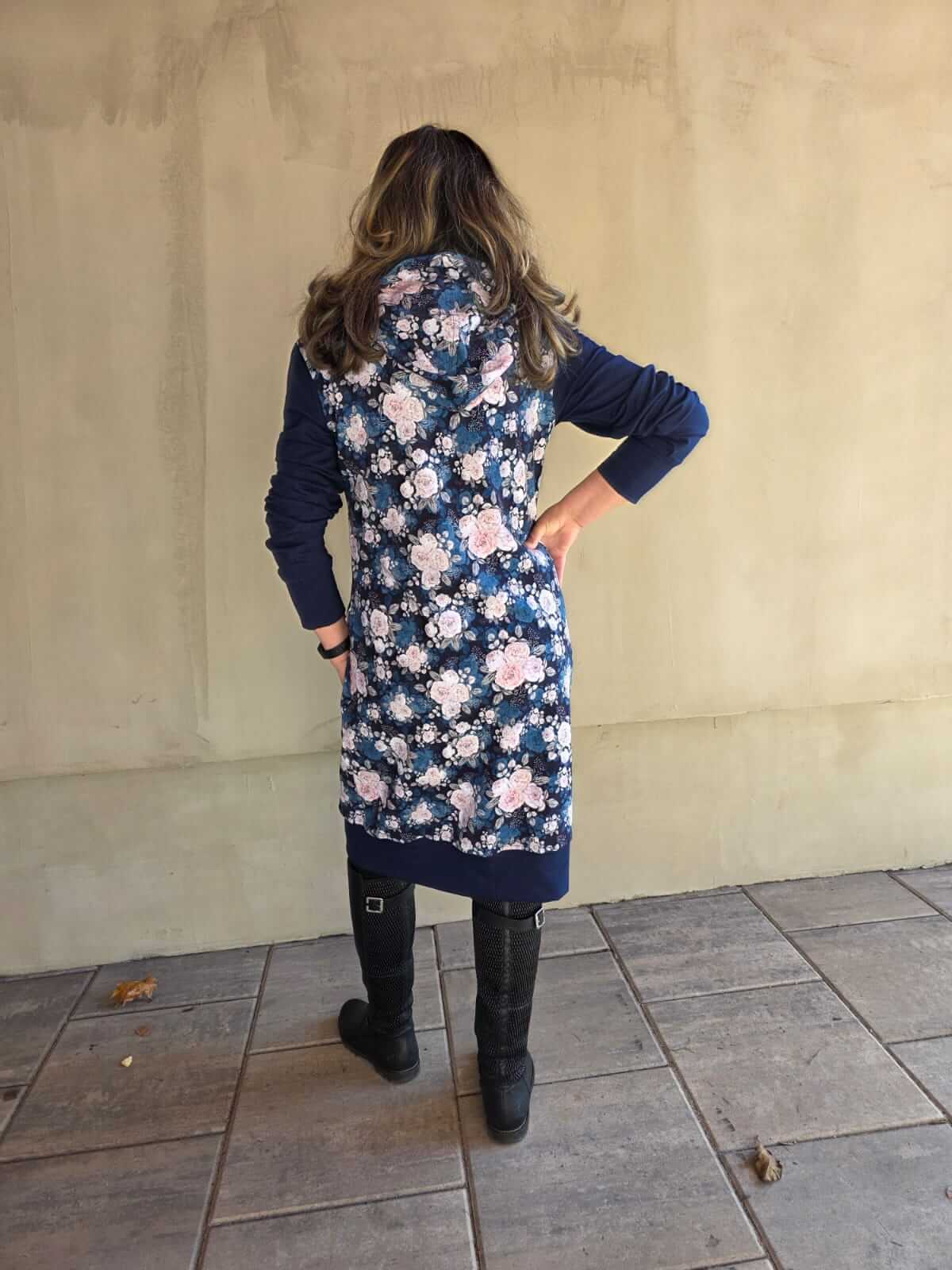 Zimní dámské mikino šaty s květinovým vzorem, pohodlné a elegantní. Originální kousek od Ivastyl, vhodné pro každou příležitost.