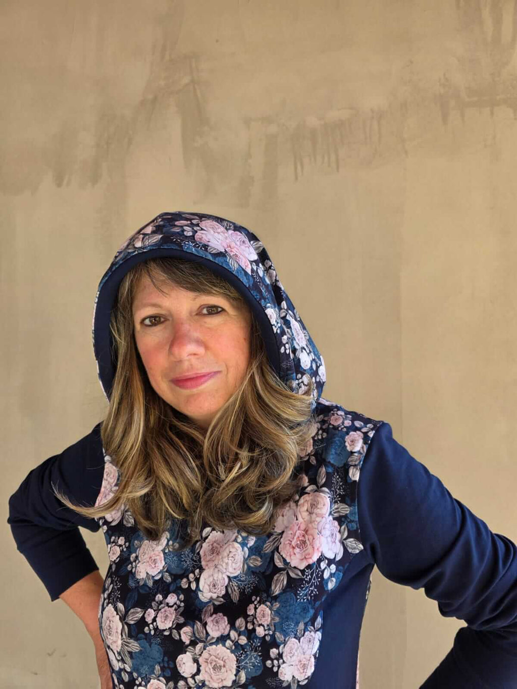 Zimní dámské mikino šaty s květinovým vzorem, pohodlné a elegantní. Originální kousek od Ivastyl, vhodné pro každou příležitost.