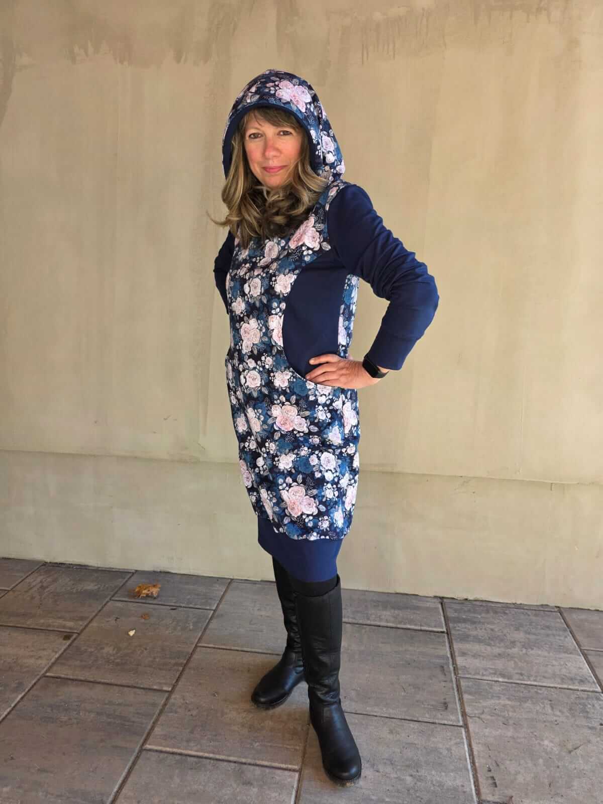 Zimní dámské mikino šaty s květinovým vzorem, pohodlné a elegantní. Originální kousek od Ivastyl, vhodné pro každou příležitost.