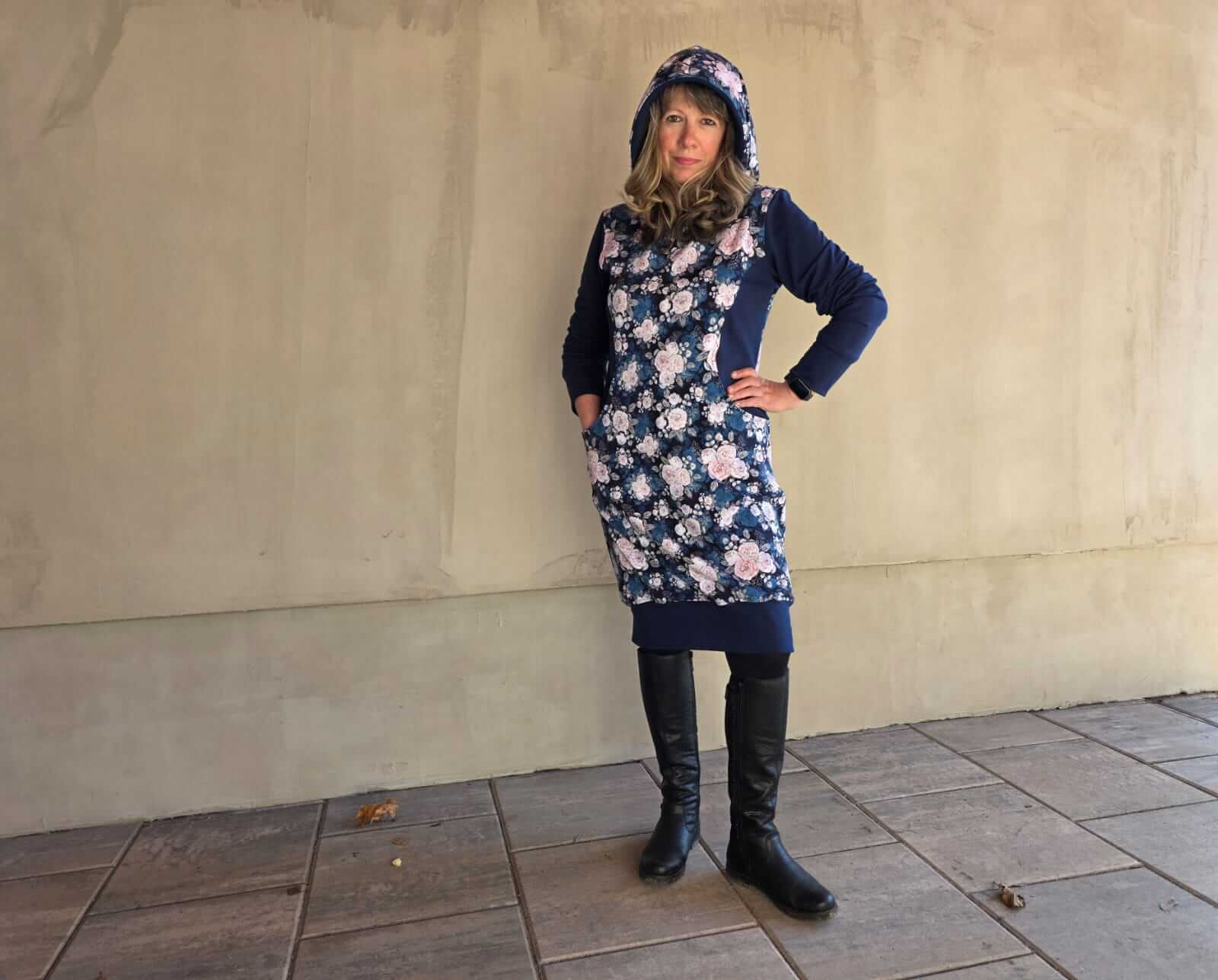 Zimní dámské mikino šaty s květinovým vzorem, pohodlné a elegantní. Originální kousek od Ivastyl, vhodné pro každou příležitost.