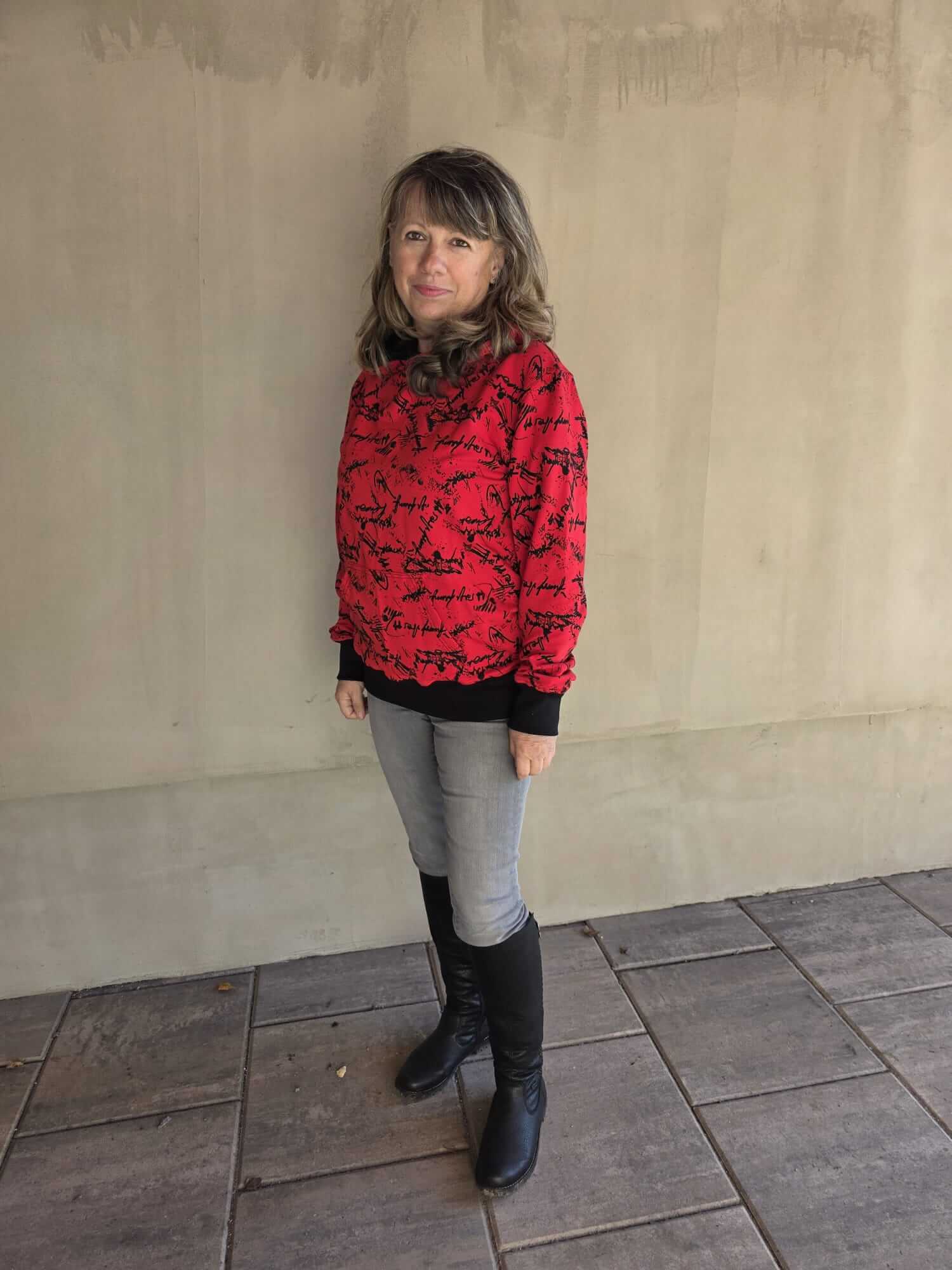 Dámská mikina s kapucí je ideální pro každodenní nošení. Červená mikina s černým tiskem a praktickou kapucí. Objednejte si ji nyní!