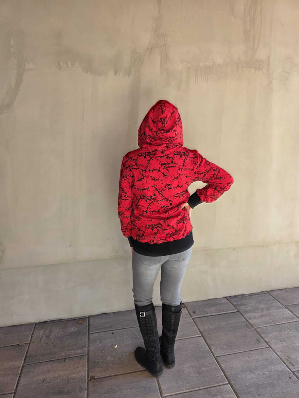 Dámská mikina s kapucí je ideální pro každodenní nošení. Červená mikina s černým tiskem a praktickou kapucí. Objednejte si ji nyní!