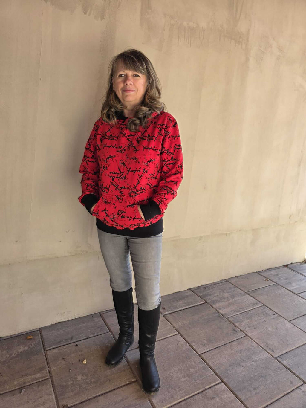 Dámská mikina s kapucí je ideální pro každodenní nošení. Červená mikina s černým tiskem a praktickou kapucí. Objednejte si ji nyní!