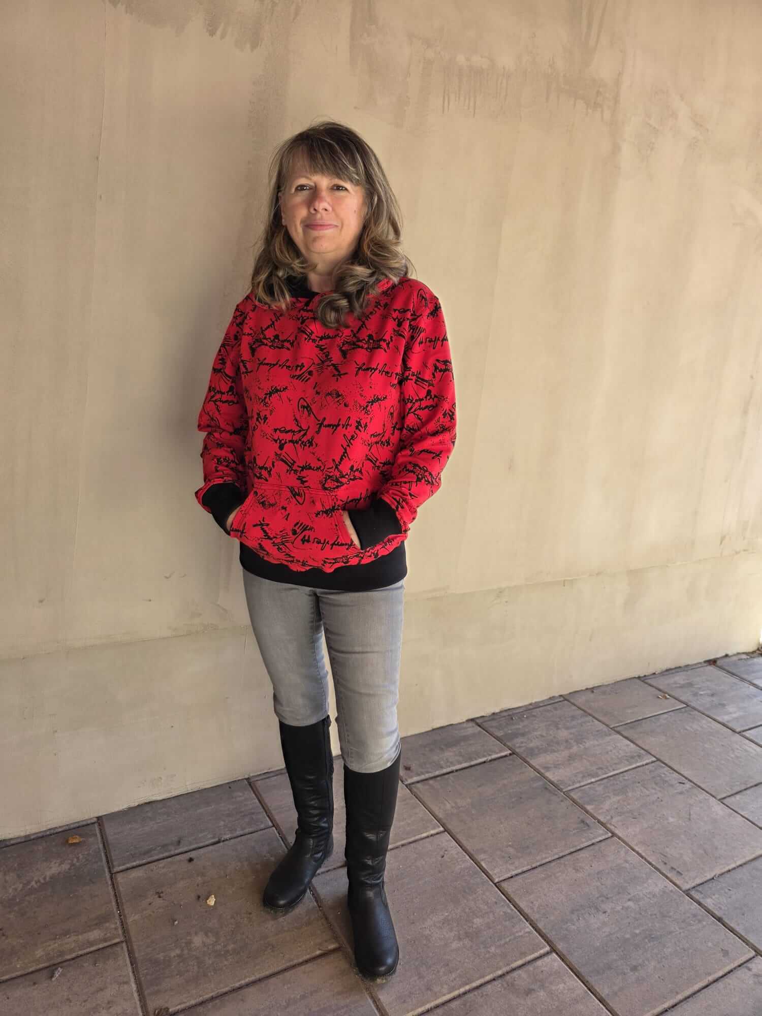 Dámská mikina s kapucí je ideální pro každodenní nošení. Červená mikina s černým tiskem a praktickou kapucí. Objednejte si ji nyní!