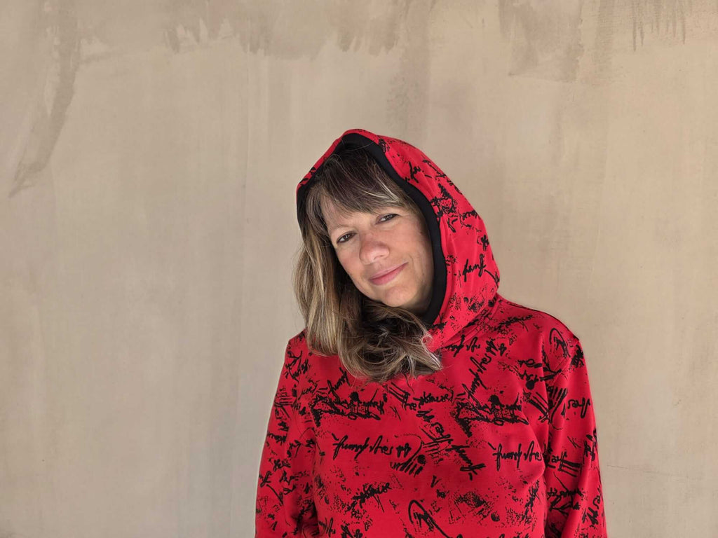 Dámská mikina s kapucí je ideální pro každodenní nošení. Červená mikina s černým tiskem a praktickou kapucí. Objednejte si ji nyní!