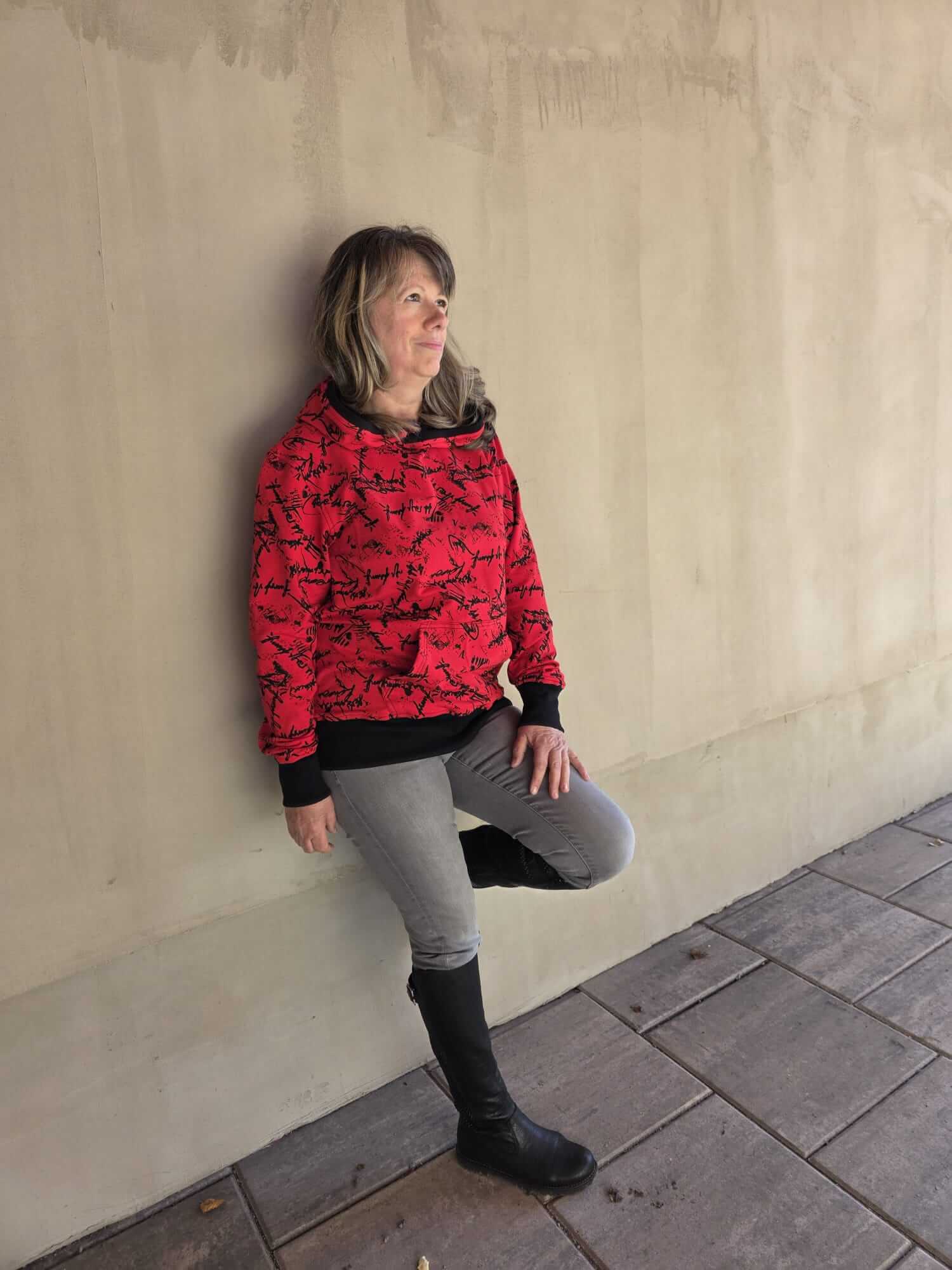 Dámská mikina s kapucí je ideální pro každodenní nošení. Červená mikina s černým tiskem a praktickou kapucí. Objednejte si ji nyní!