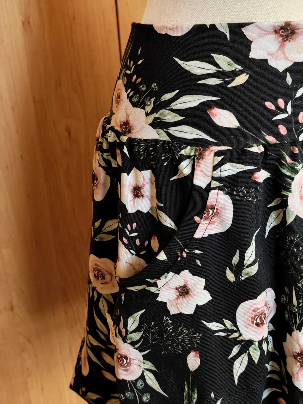 Elegantní Dámská balonová sukně z bavlněného úpletu s lycrou, černá s růžemi, ideální volba pro pohodlné každodenní nošení a volný čas.