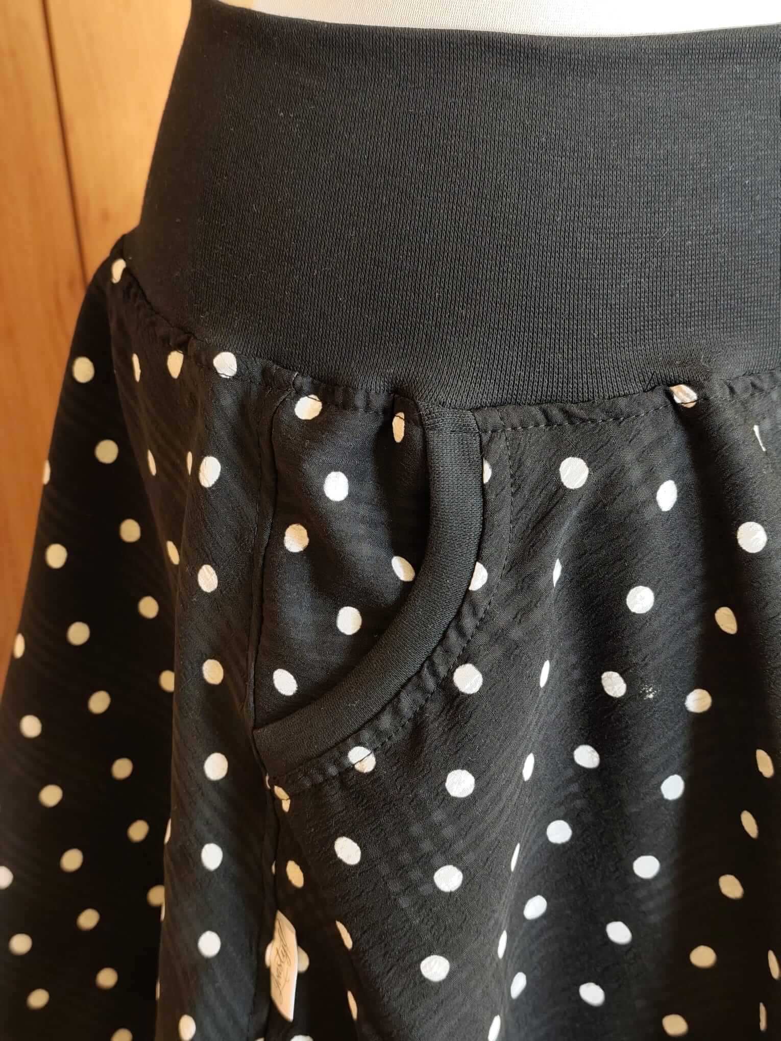 Dámská balonová sukně černá s bílými puntíky je dokonalým spojením stylu a pohodlí pro každou příležitost. Vyrobena z kvalitního polyesteru.