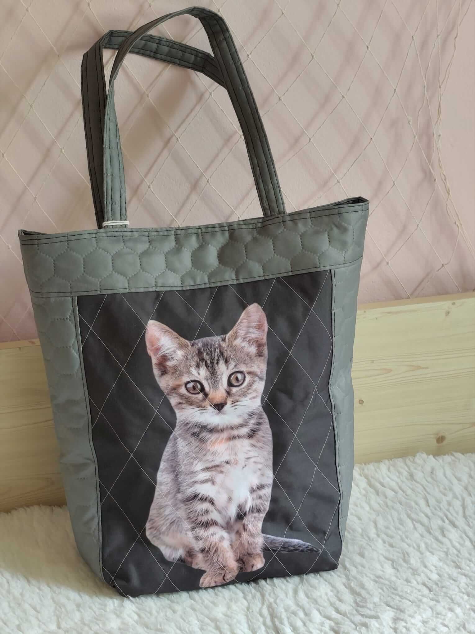 Prošívaná Taška Přes Rameno S Koťátkem – Elegantní Šedá