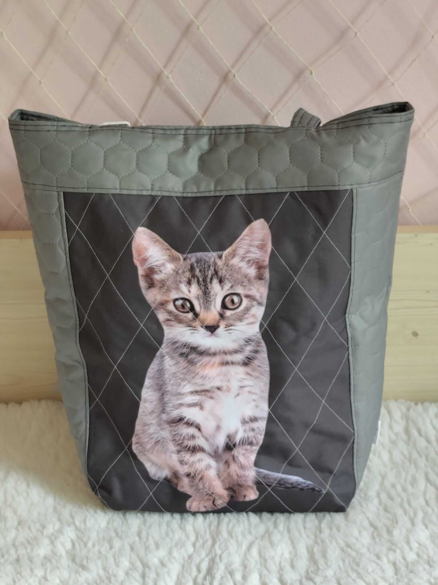 Prošívaná Taška Přes Rameno S Koťátkem – Elegantní Šedá