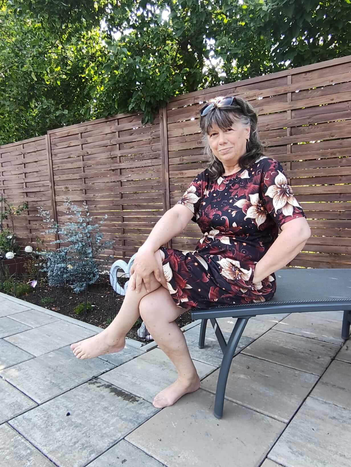 Dámské Letní Šaty KIMO – Elegantní Styl s Vanilkovými Květy