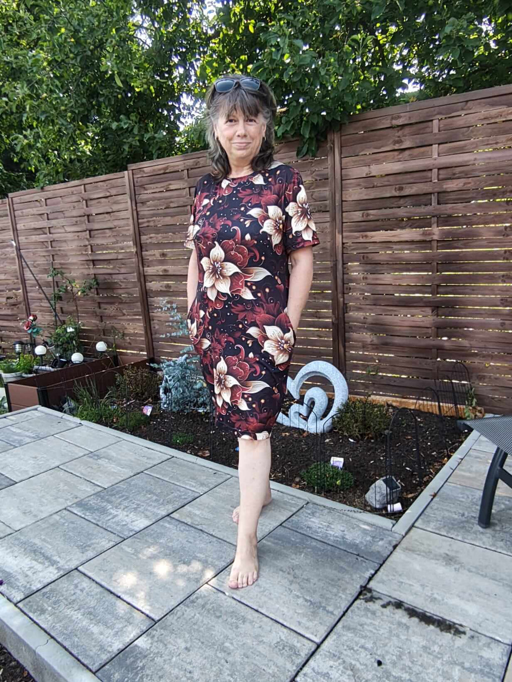 Dámské Letní Šaty KIMO – Elegantní Styl s Vanilkovými Květy