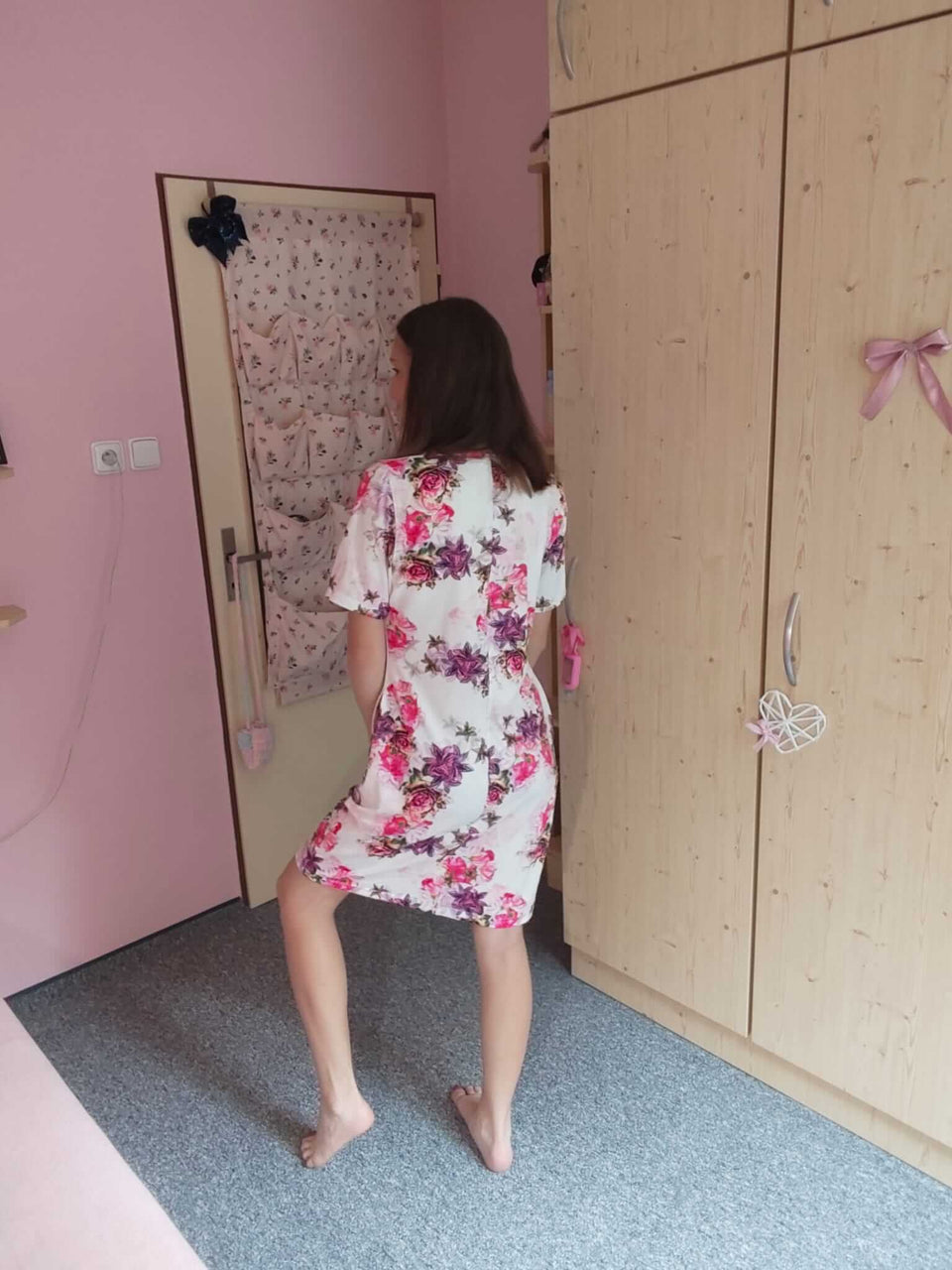 Dámské Letní Šaty KIMO – Fialovo-Růžové Květy pro Léto