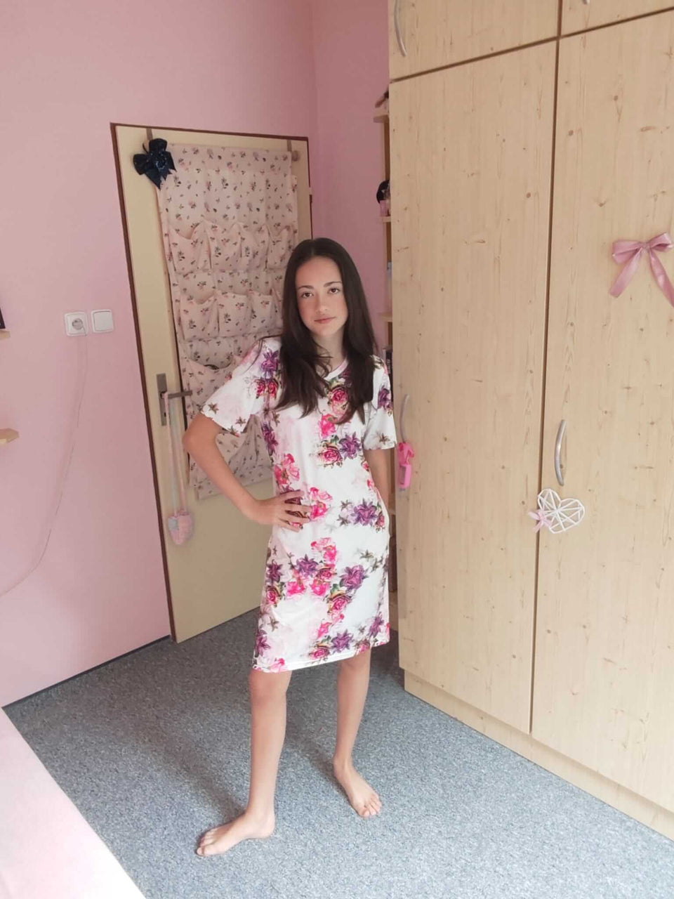 Dámské Letní Šaty KIMO – Fialovo-Růžové Květy pro Léto