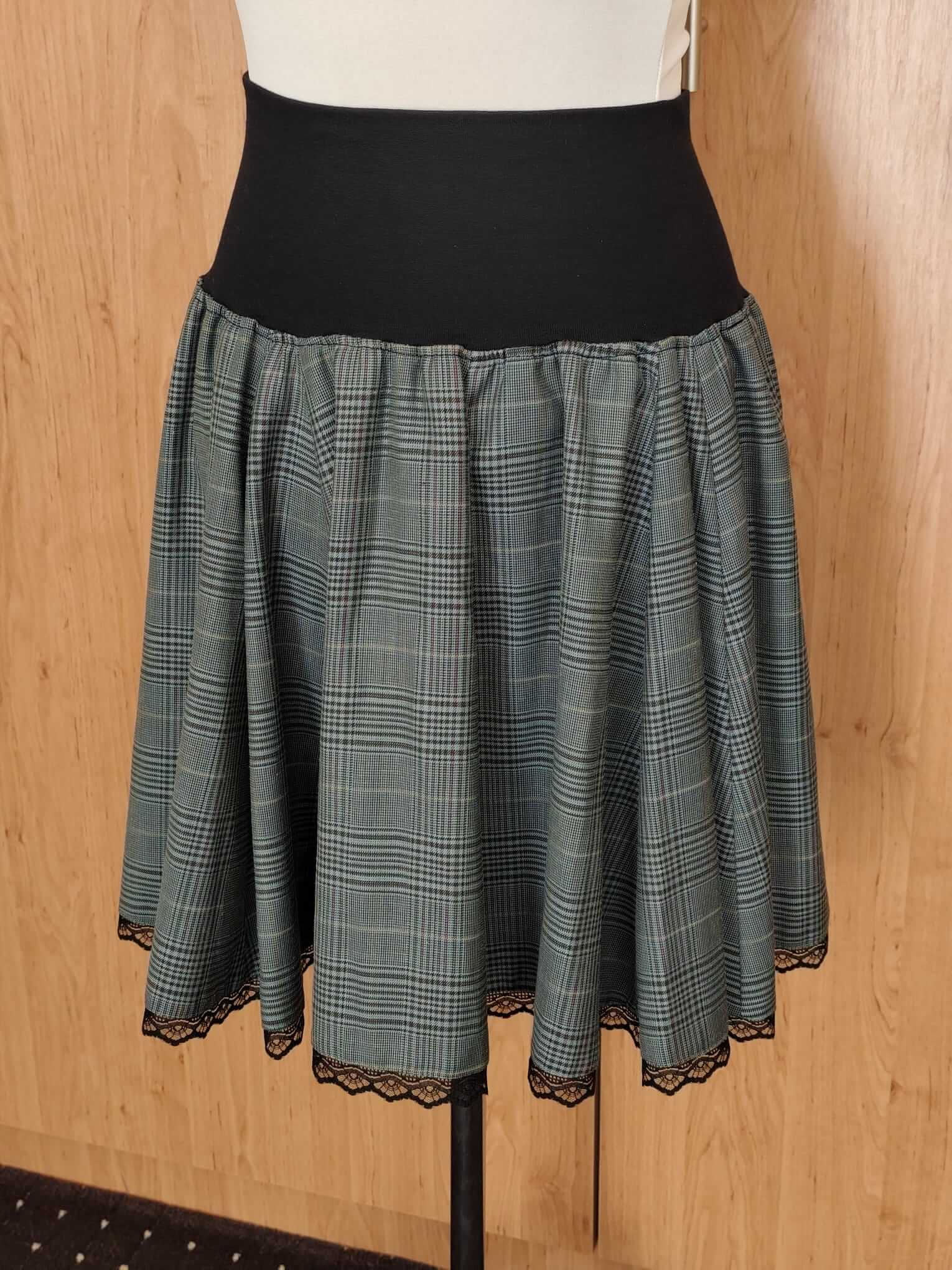 Dámská kolová sukně z polyesterové kostýmové látky s elegantním zeleným vzorem je ideální pro ženy, které chtějí vyniknout a uchvátit.