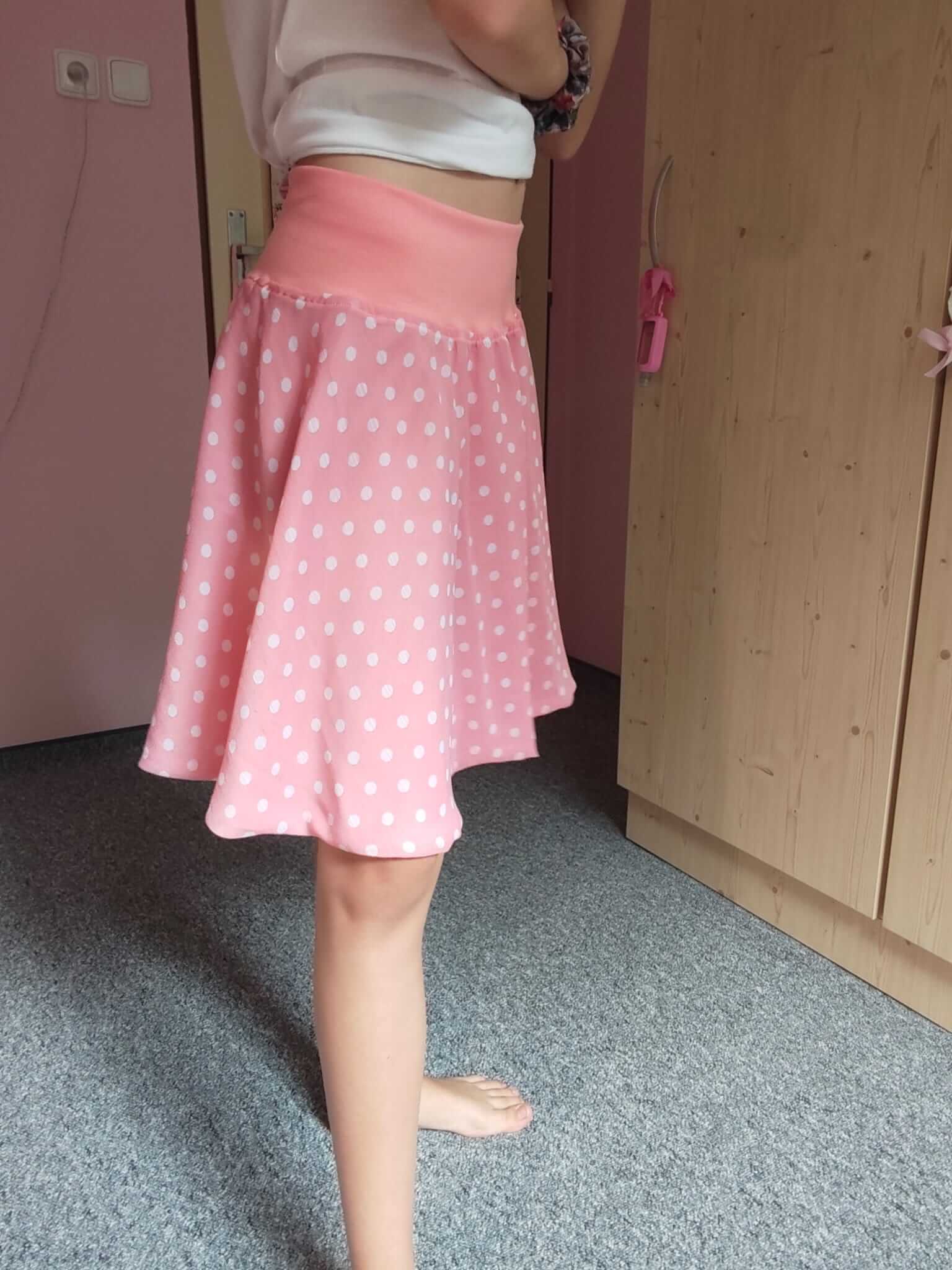Elegantní Dámská šifonová balónová sukně v lososové barvě s puntíky, ideální pro každou příležitost. Přidejte styl do svého šatníku!