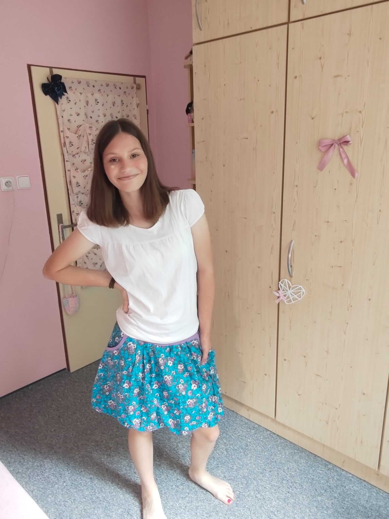 Dámská balonová sukně z bavlněného plátna modrá je stylový a pohodlný kousek pro každodenní nošení s originálním designem a romantickým vzhledem.