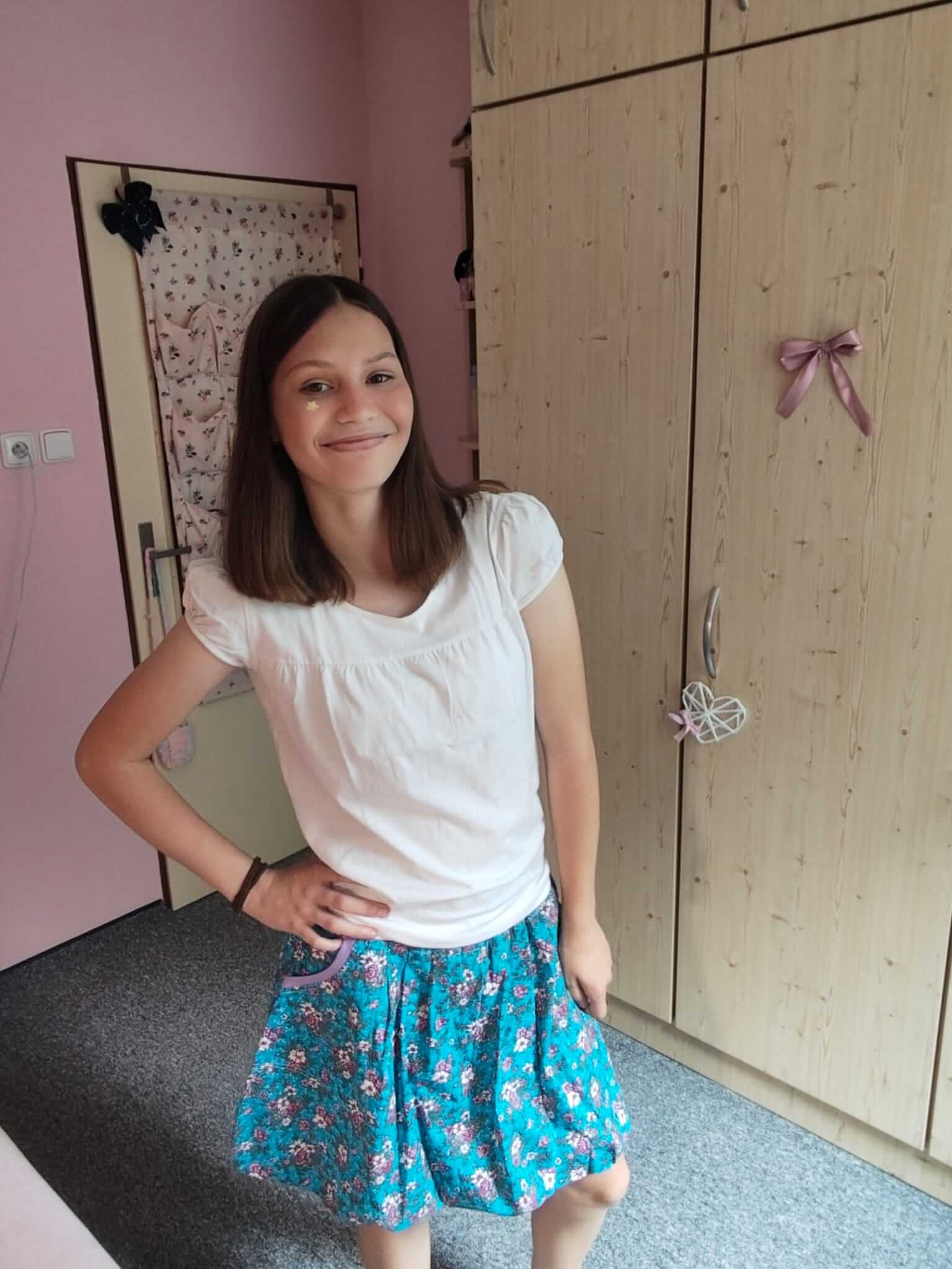 Dámská balonová sukně z bavlněného plátna modrá je stylový a pohodlný kousek pro každodenní nošení s originálním designem a romantickým vzhledem.