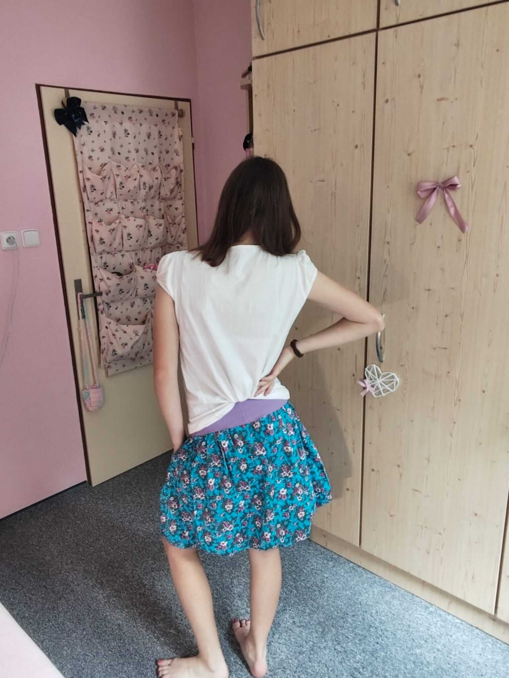 Dámská balonová sukně z bavlněného plátna modrá je stylový a pohodlný kousek pro každodenní nošení s originálním designem a romantickým vzhledem.
