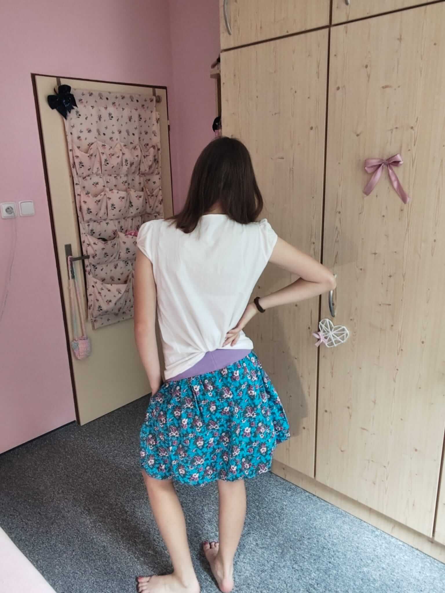 Dámská balonová sukně z bavlněného plátna modrá je stylový a pohodlný kousek pro každodenní nošení s originálním designem a romantickým vzhledem.