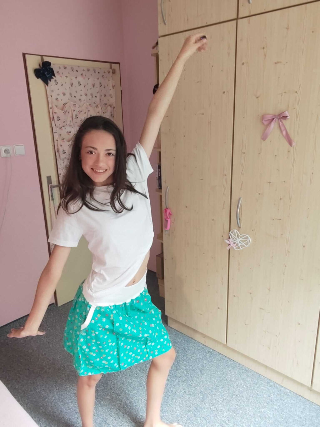 Dámská balonová sukně z bavlněného plátna s drobnými kvítky vám přinese pohodlí a eleganci, ideální pro každodenní nošení. Objevte svůj styl!