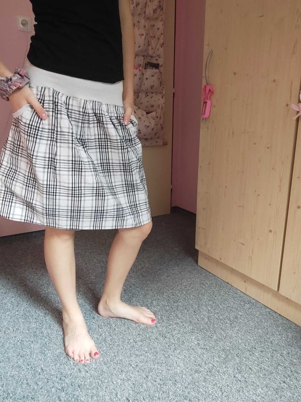 Dámská balonová sukně z pružného bavlněného plátna v šedém kostkovaném vzoru je ideální volbou pro pohodlné každodenní nošení.