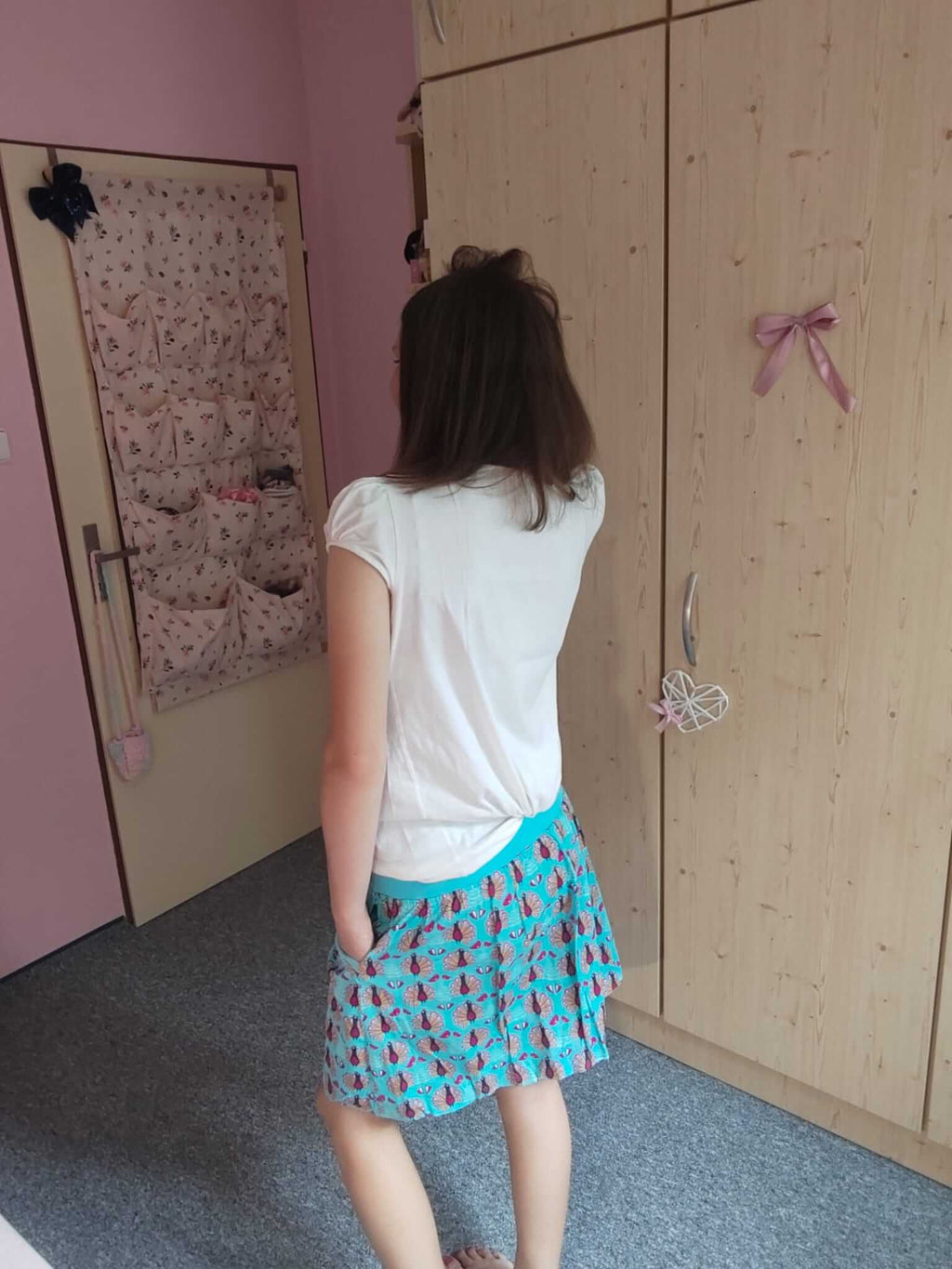 Dámská balonová sukně z bavlněného plátna v tyrkysové barvě s jedinečným vzorem pávů dodá vašemu každodennímu stylu eleganci a šarm.