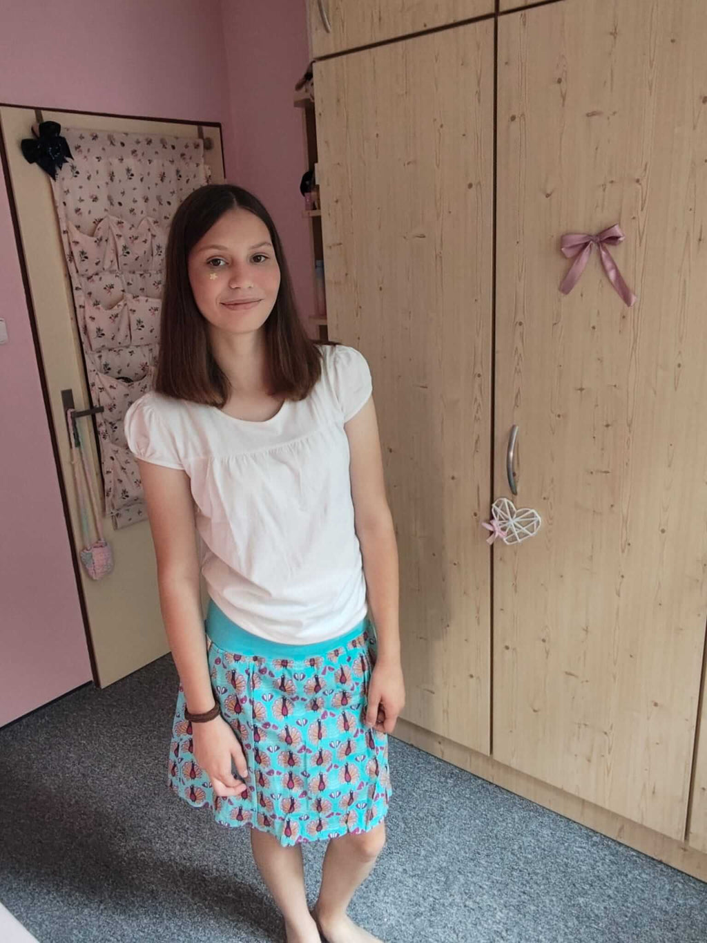 Dámská balonová sukně z bavlněného plátna v tyrkysové barvě s jedinečným vzorem pávů dodá vašemu každodennímu stylu eleganci a šarm.